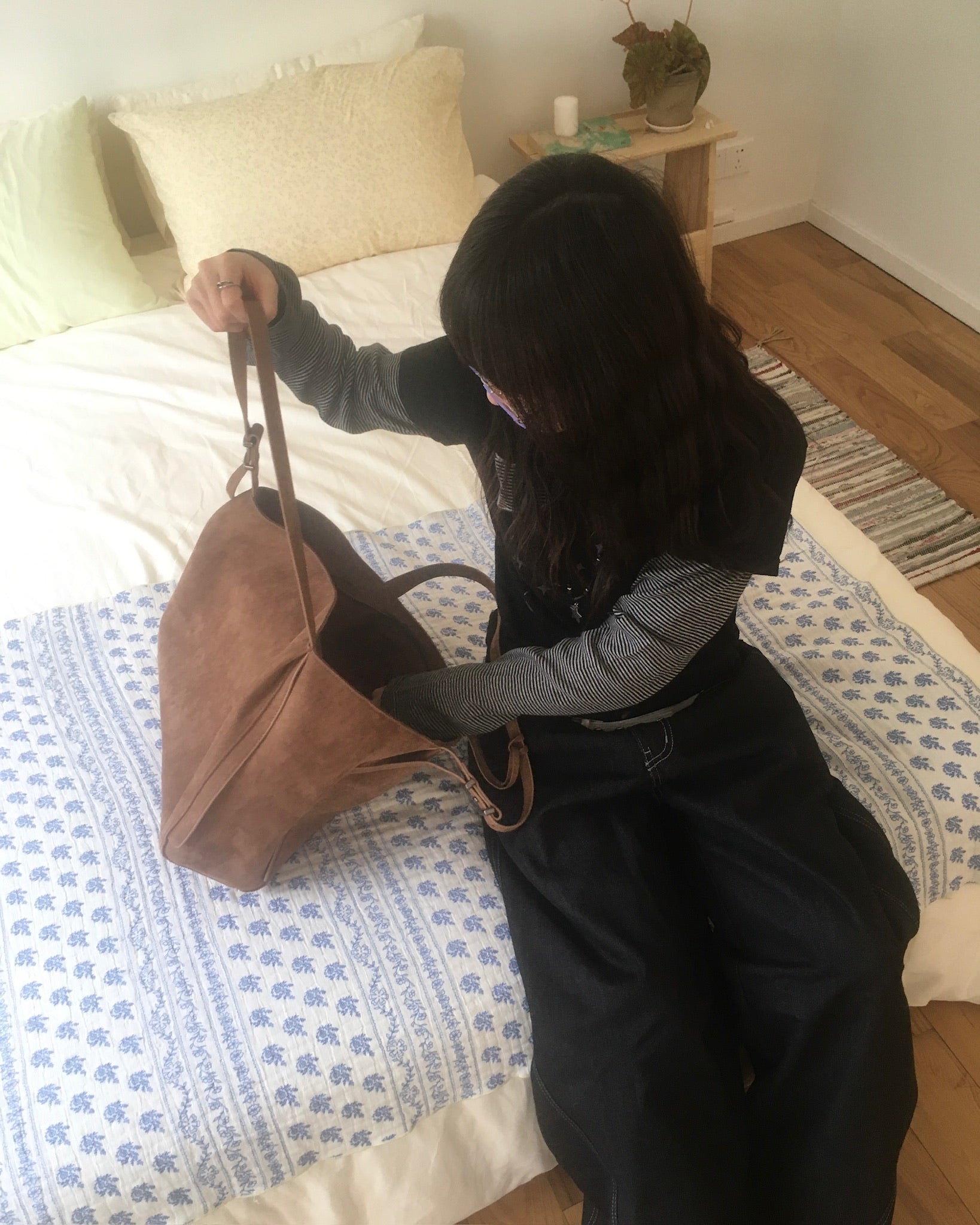 suede shoulder bag (camel)