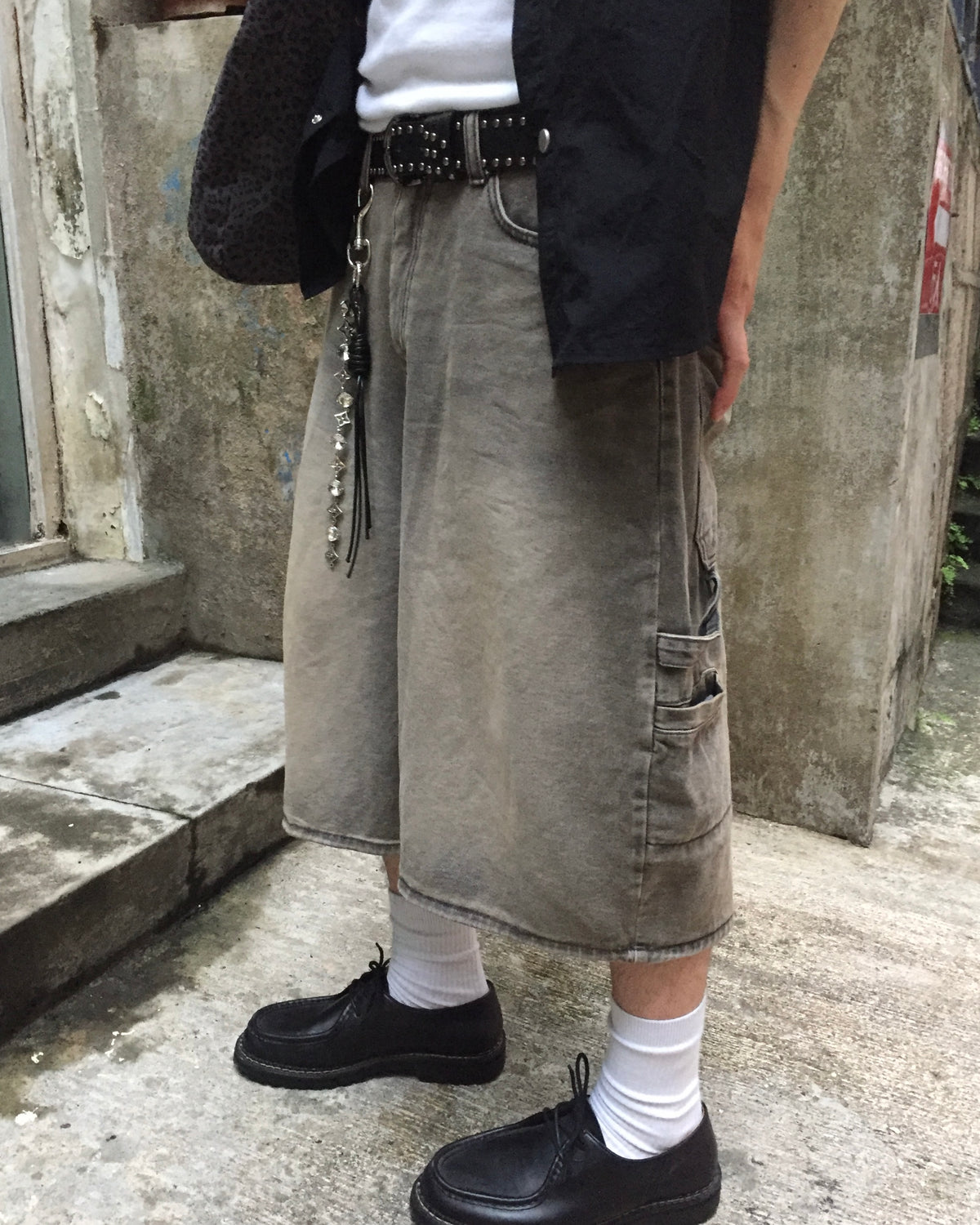 washed bermuda cargo jeans (charcoal)