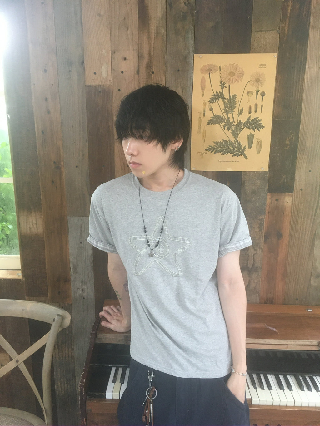 check star roll-up tee (grey)