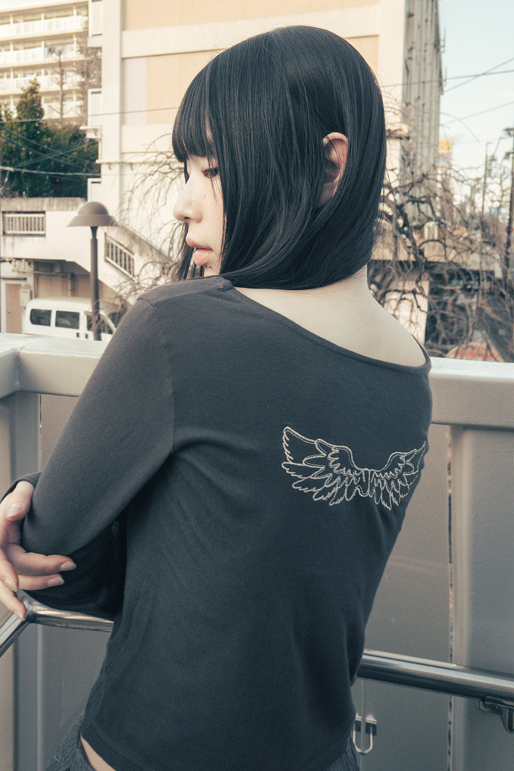 HUGYOURSKIN ANGEL WING TOP (CHARCOAL)