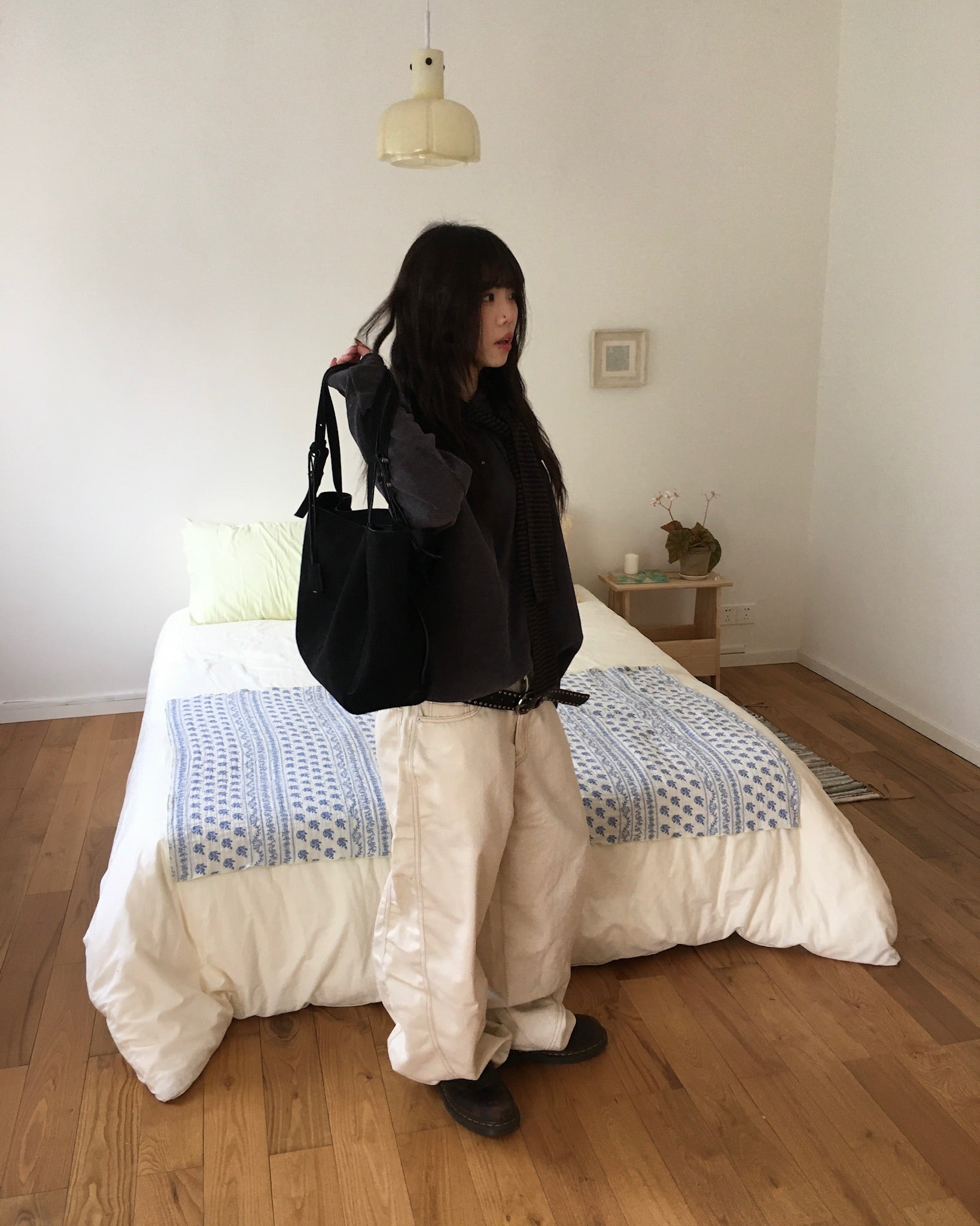 suede shoulder bag (black)