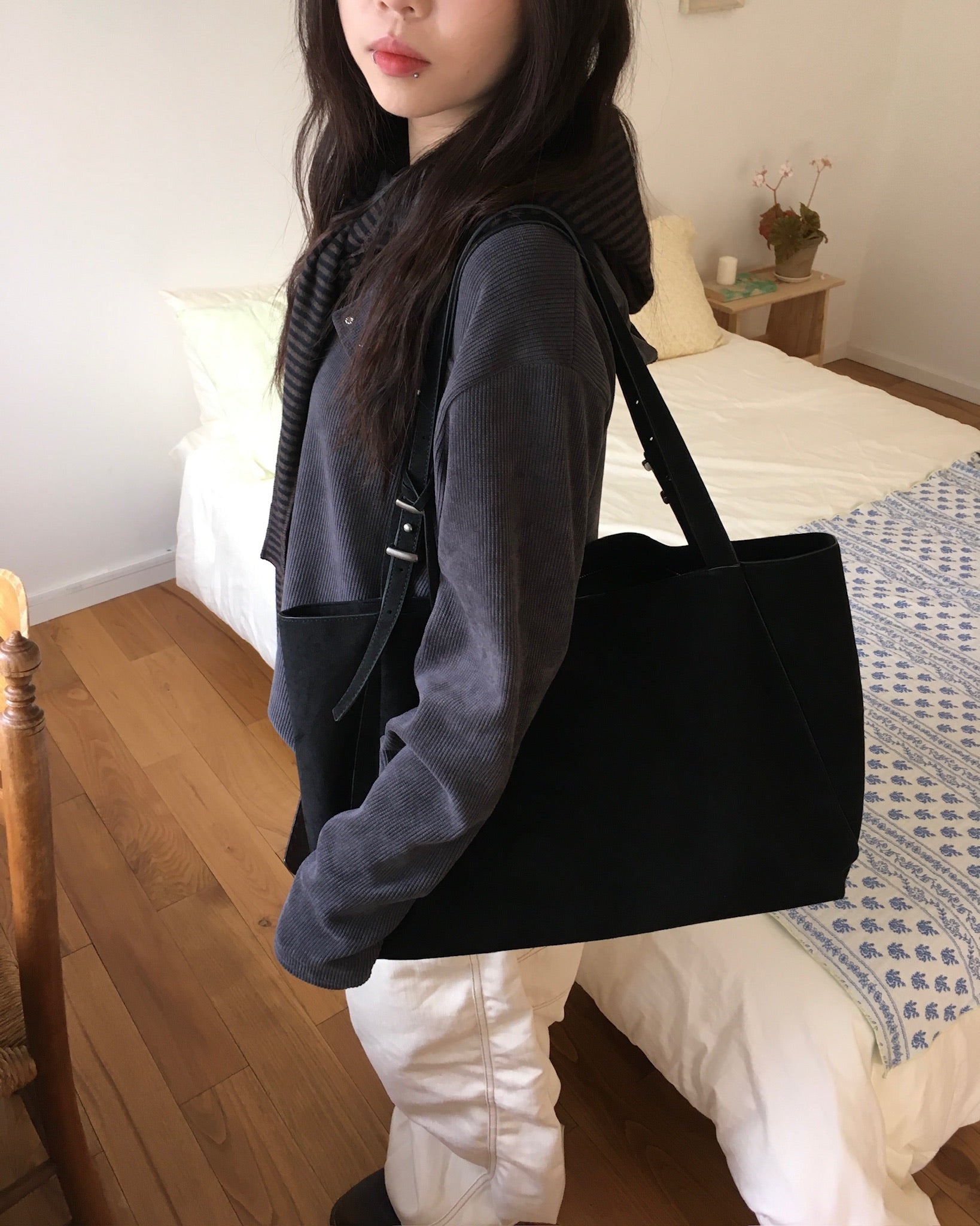 suede shoulder bag (black)