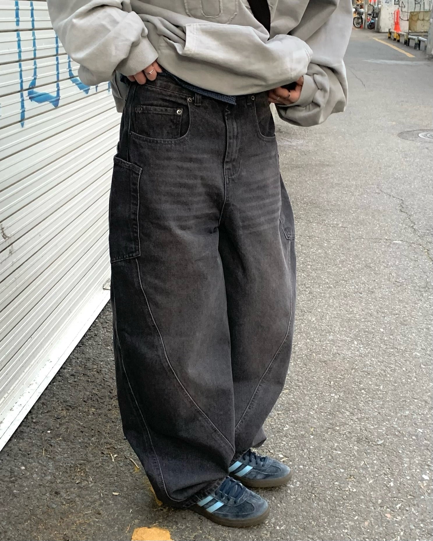 curved wide jeans