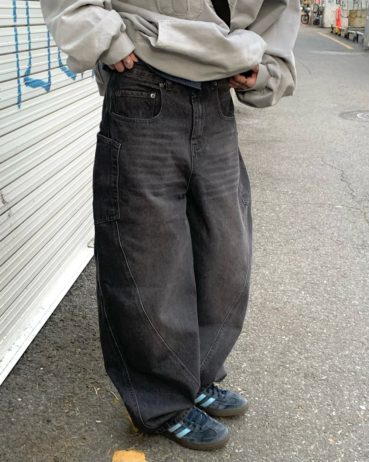curved wide jeans