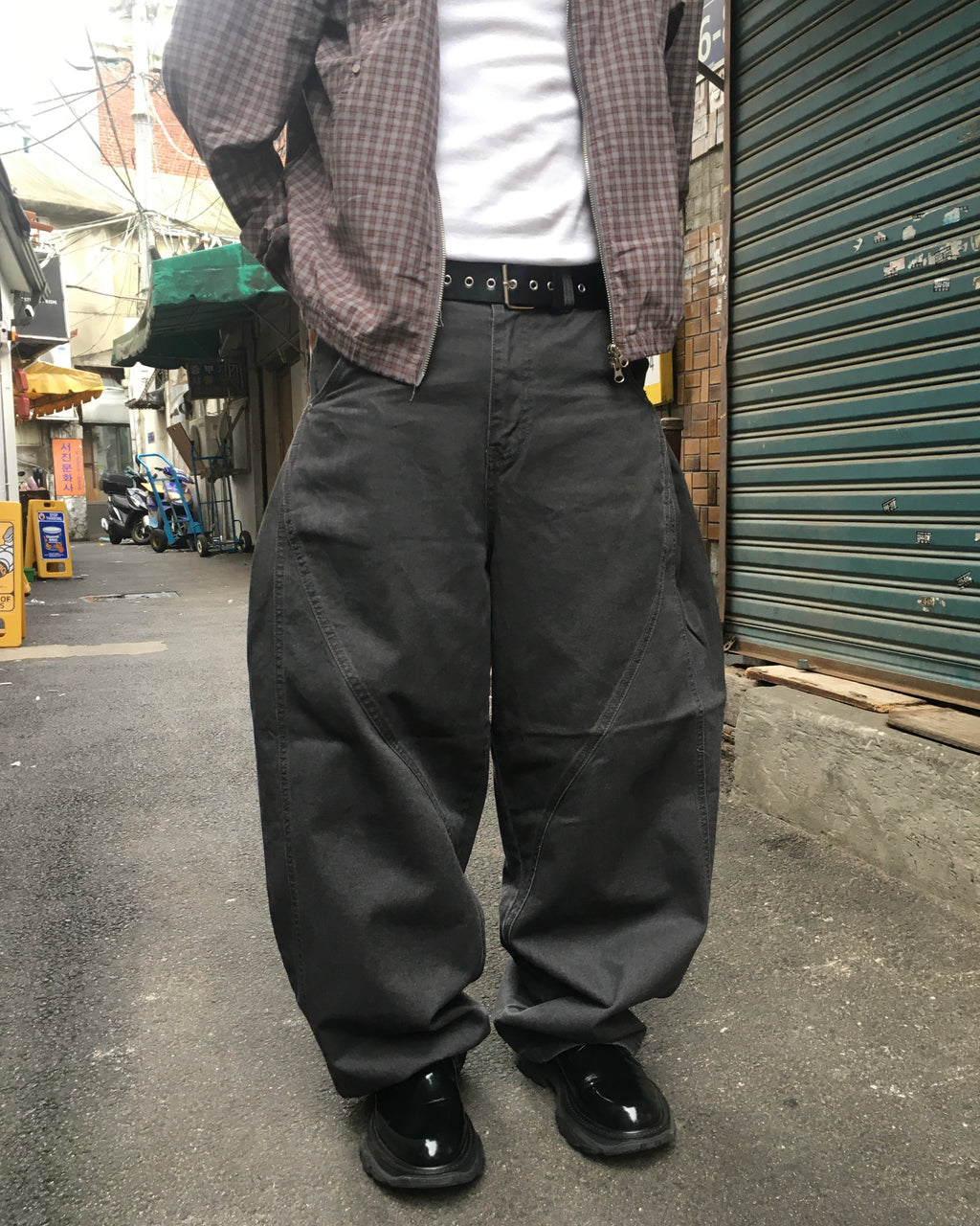 wavy chino pants (charcoal)