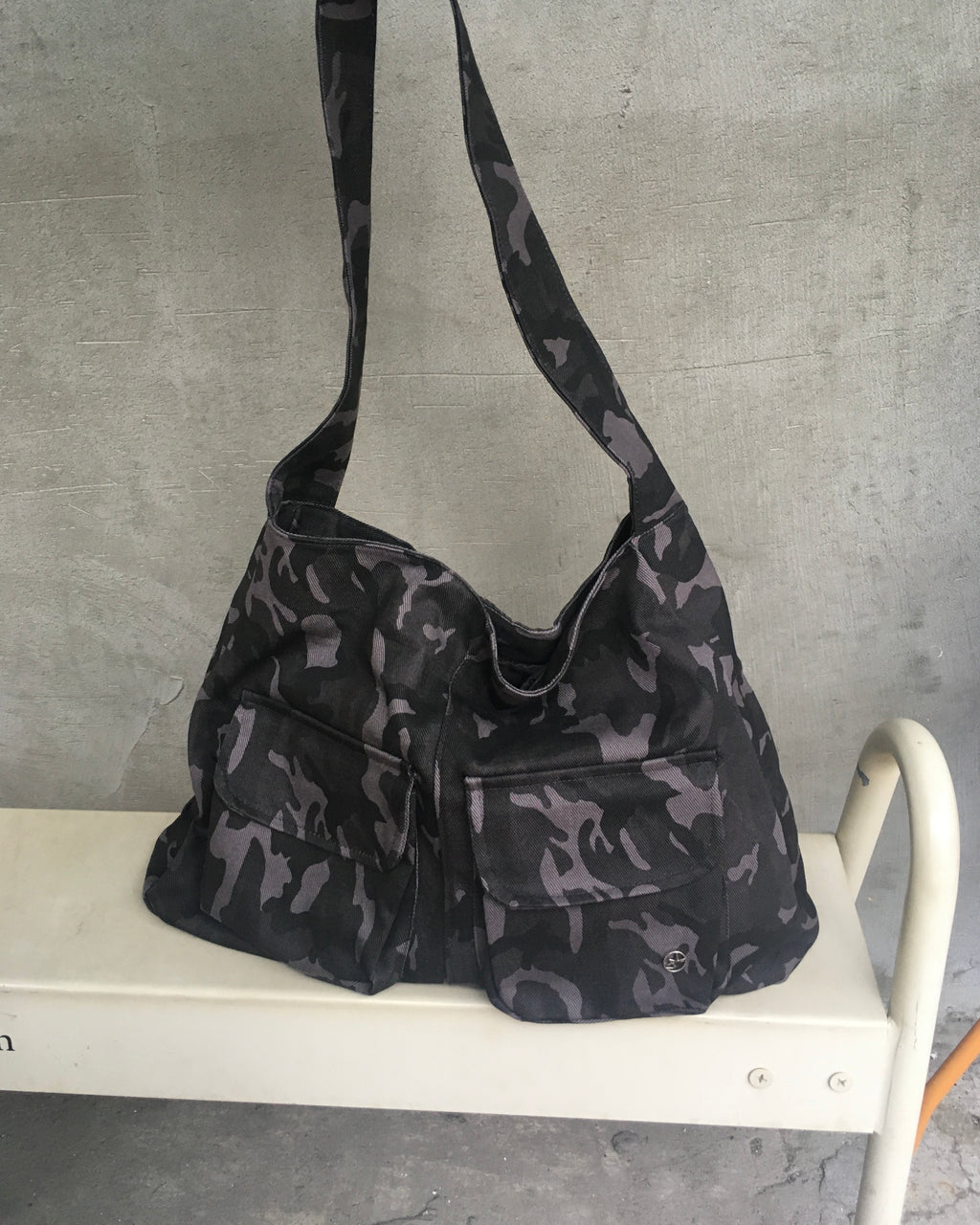 camo shoulder bag (charcoal)