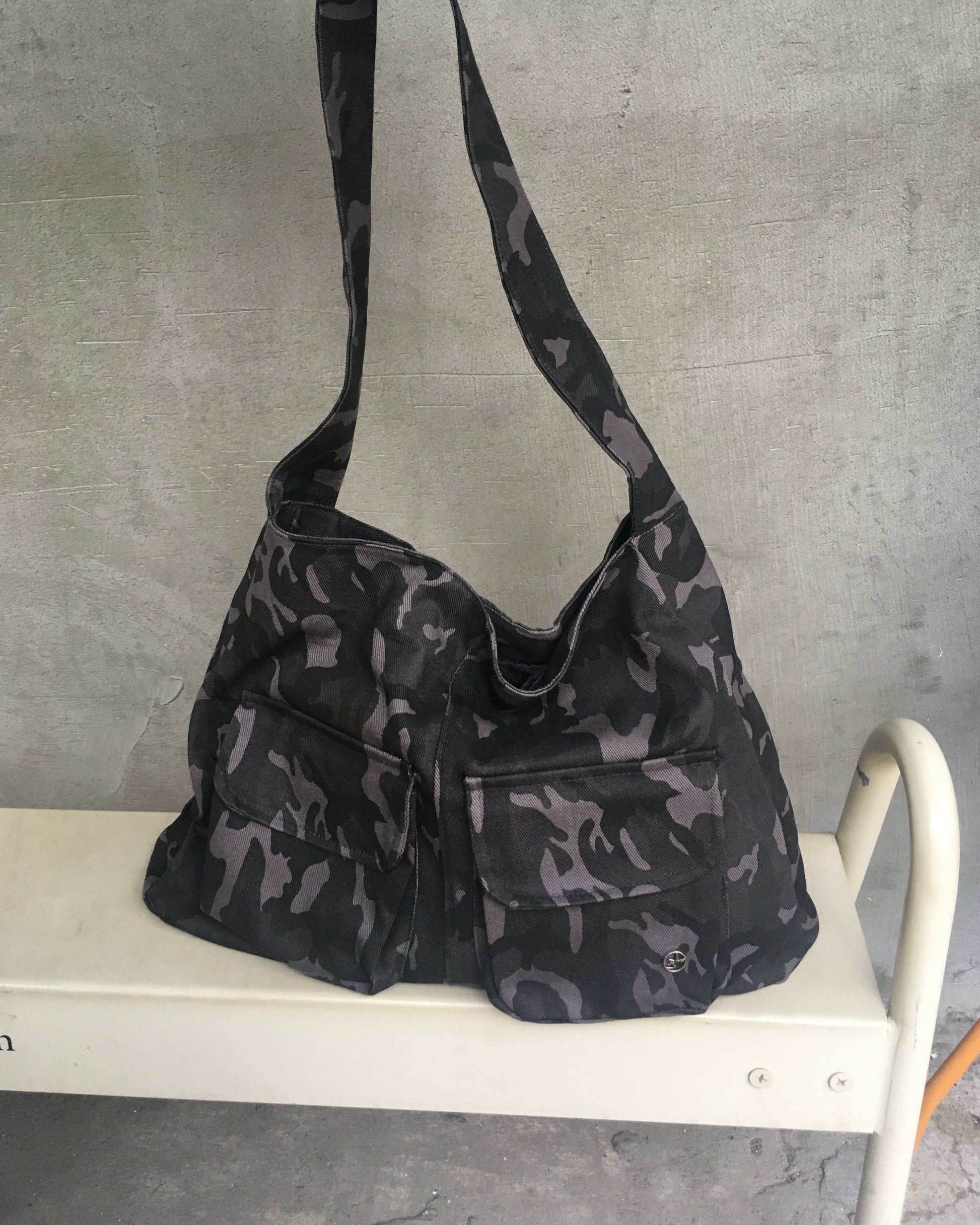 camo shoulder bag (charcoal)