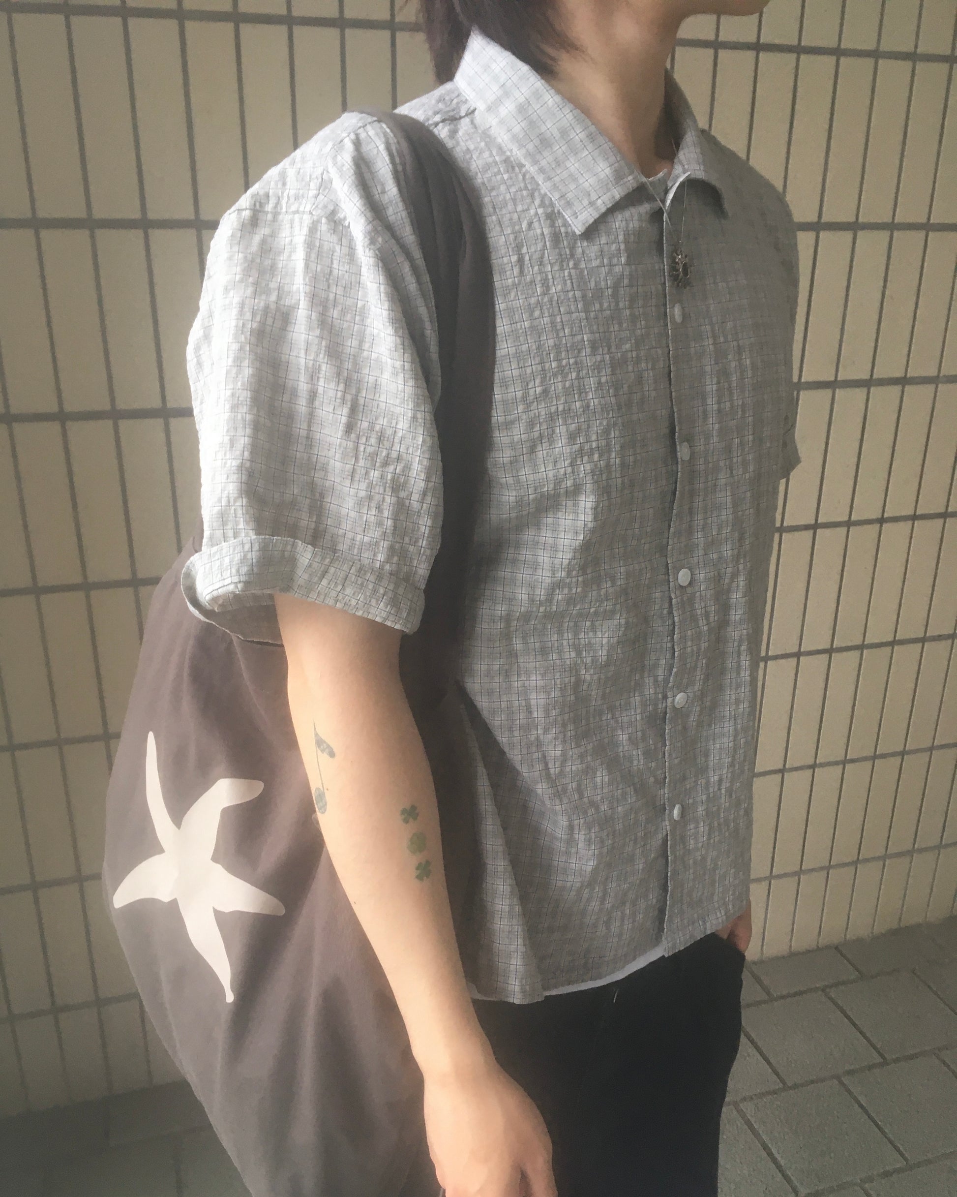 checked v-neck crop shirt (grey)