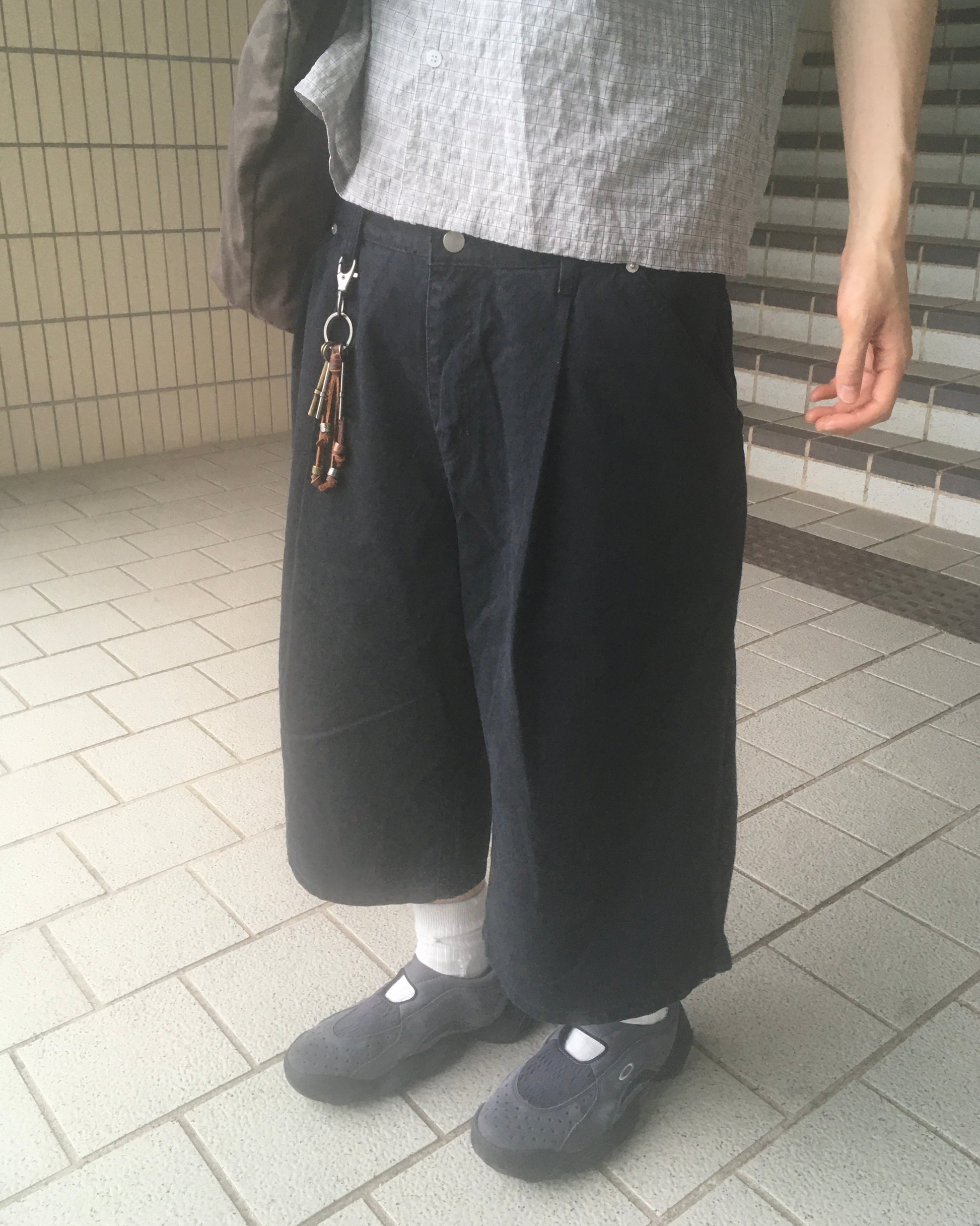 pin tuck bermuda pants (black)