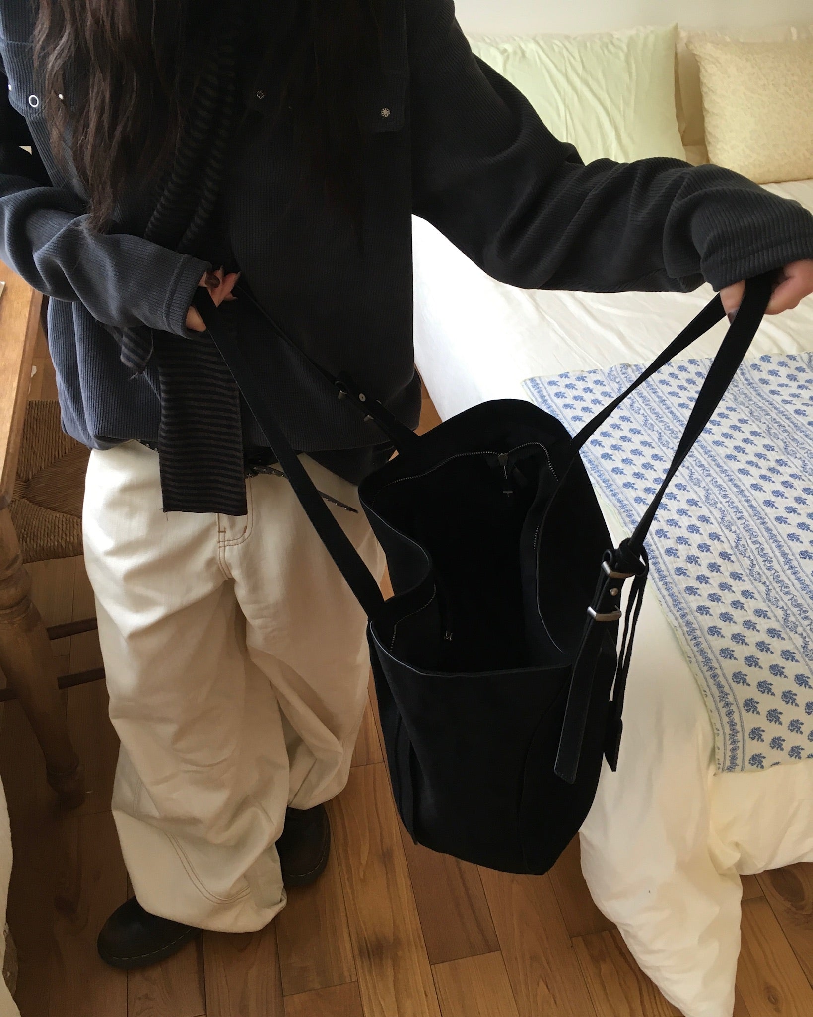 suede shoulder bag (black)