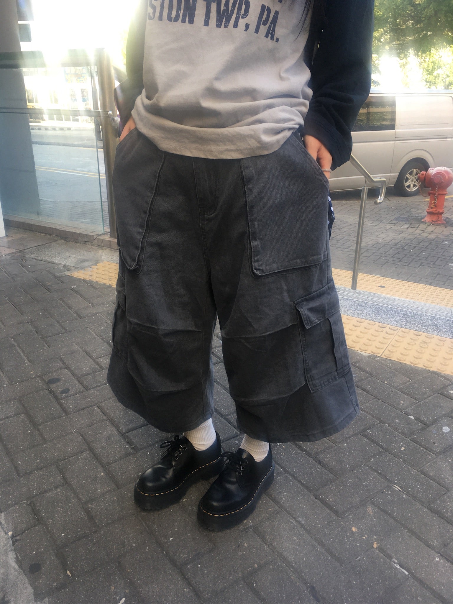 wrinkled bermuda cargo pants (charcoal)