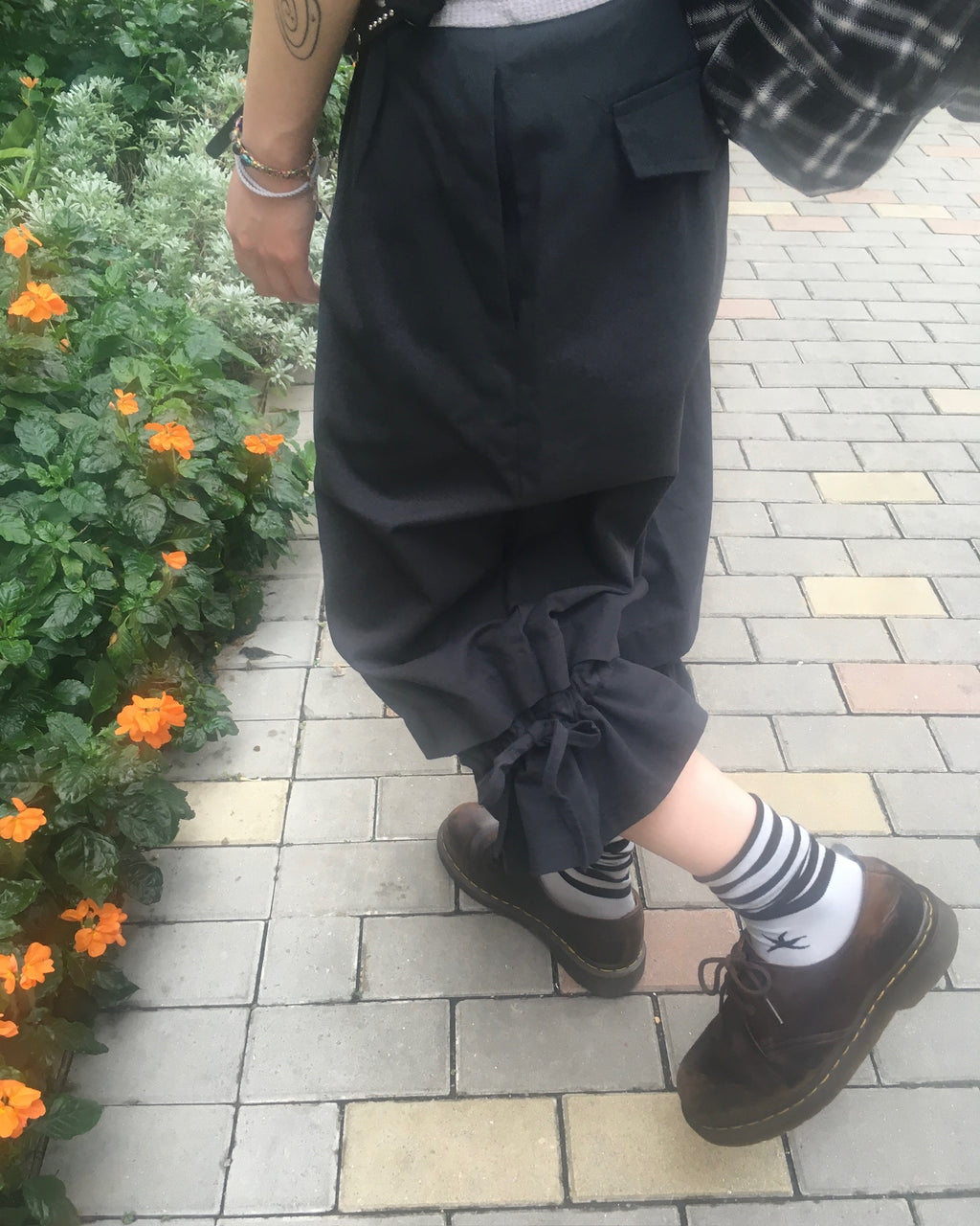 ruffle banding half pants (black)