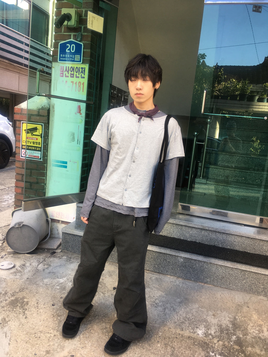 mock layer button tee (grey)