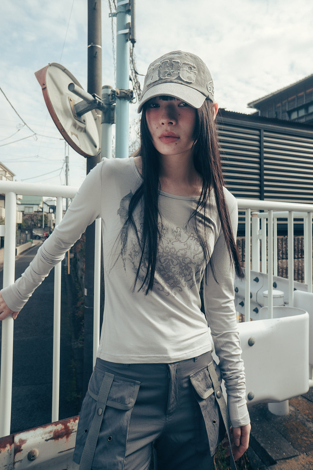HUGYOURSKIN ORNAMENT PRINT TOP (GREYISH PINK)