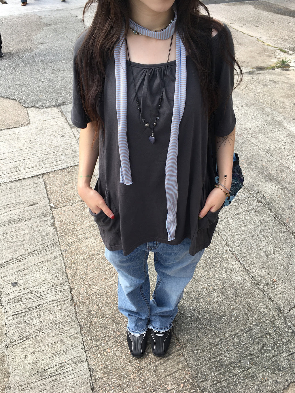 gathered neck pocket tee (charcoal)