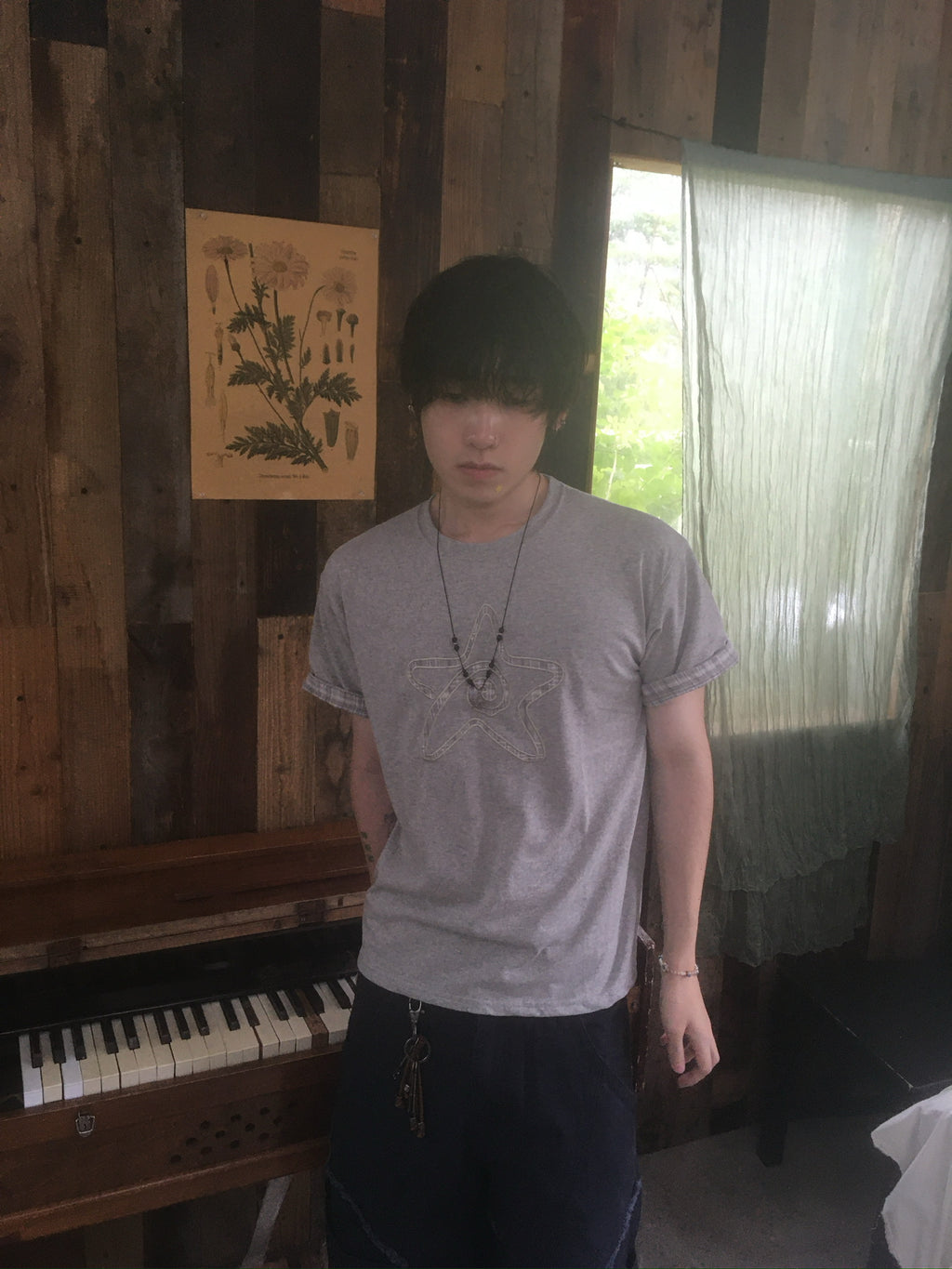 check star roll-up tee (grey)
