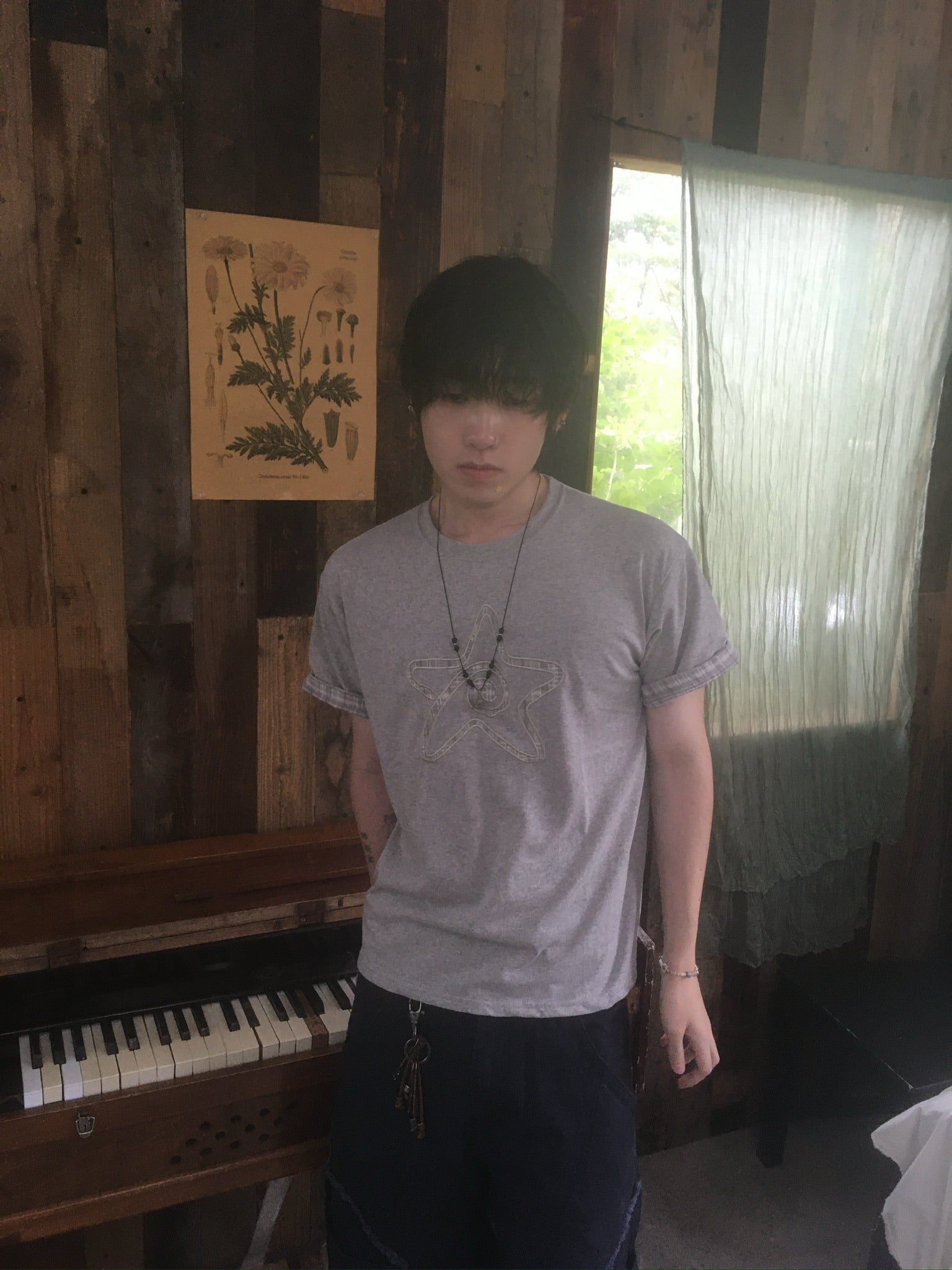 check star roll-up tee (grey)
