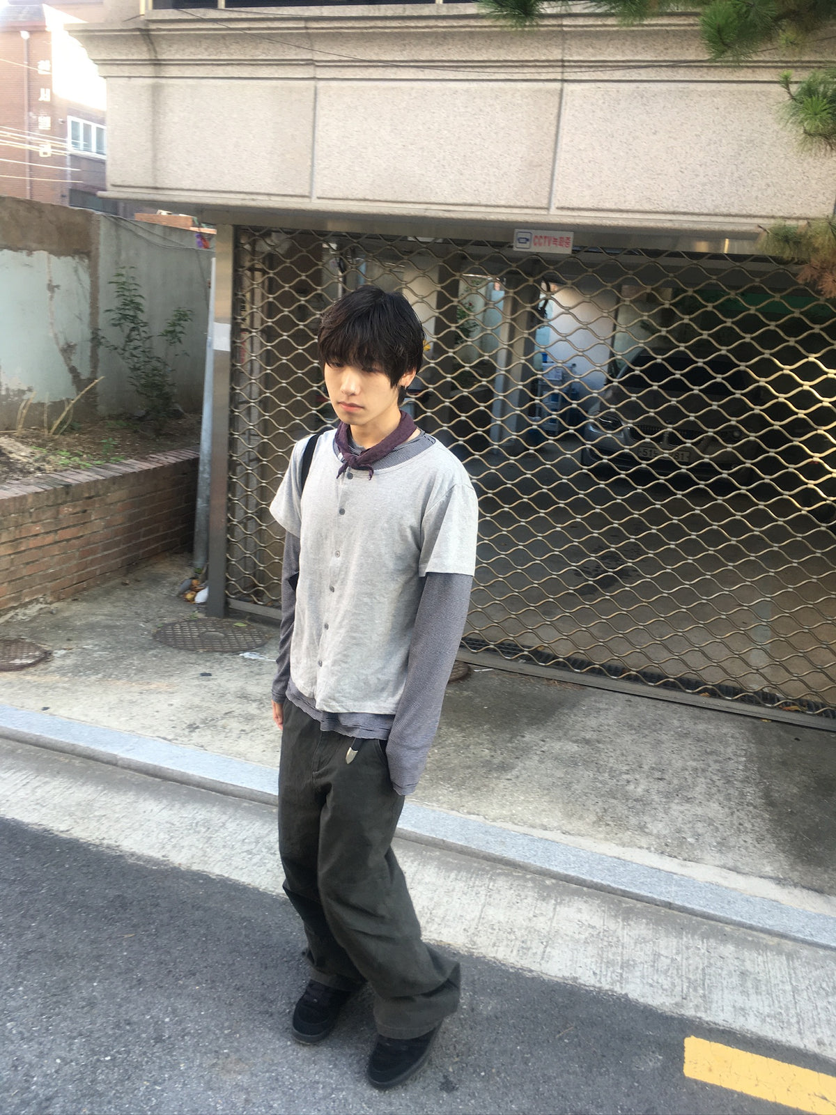 mock layer button tee (grey)