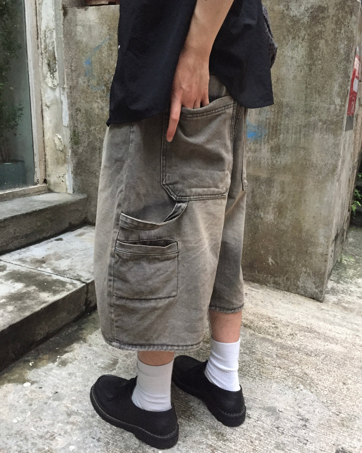 washed bermuda cargo jeans (charcoal)