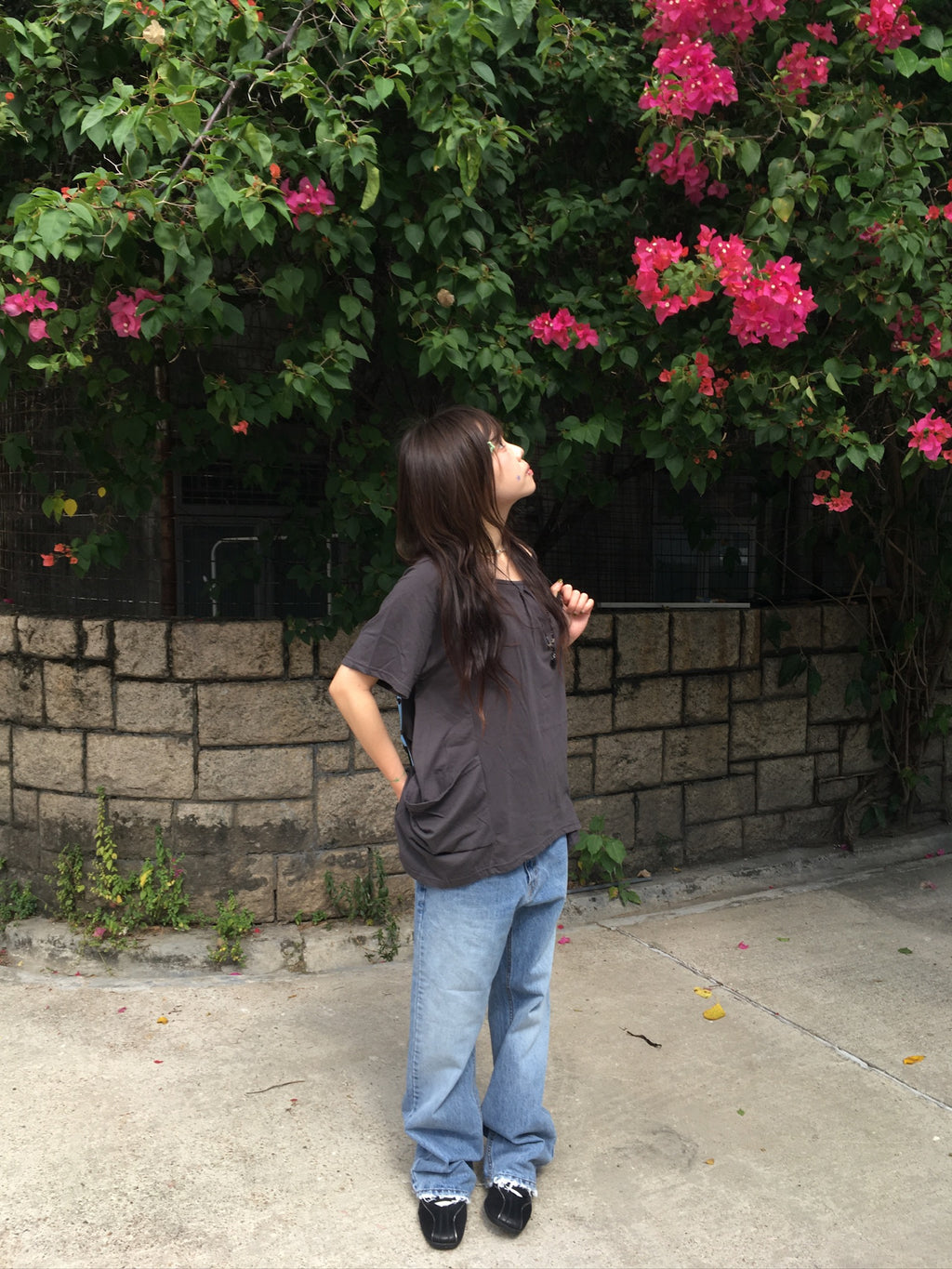 gathered neck pocket tee (charcoal)
