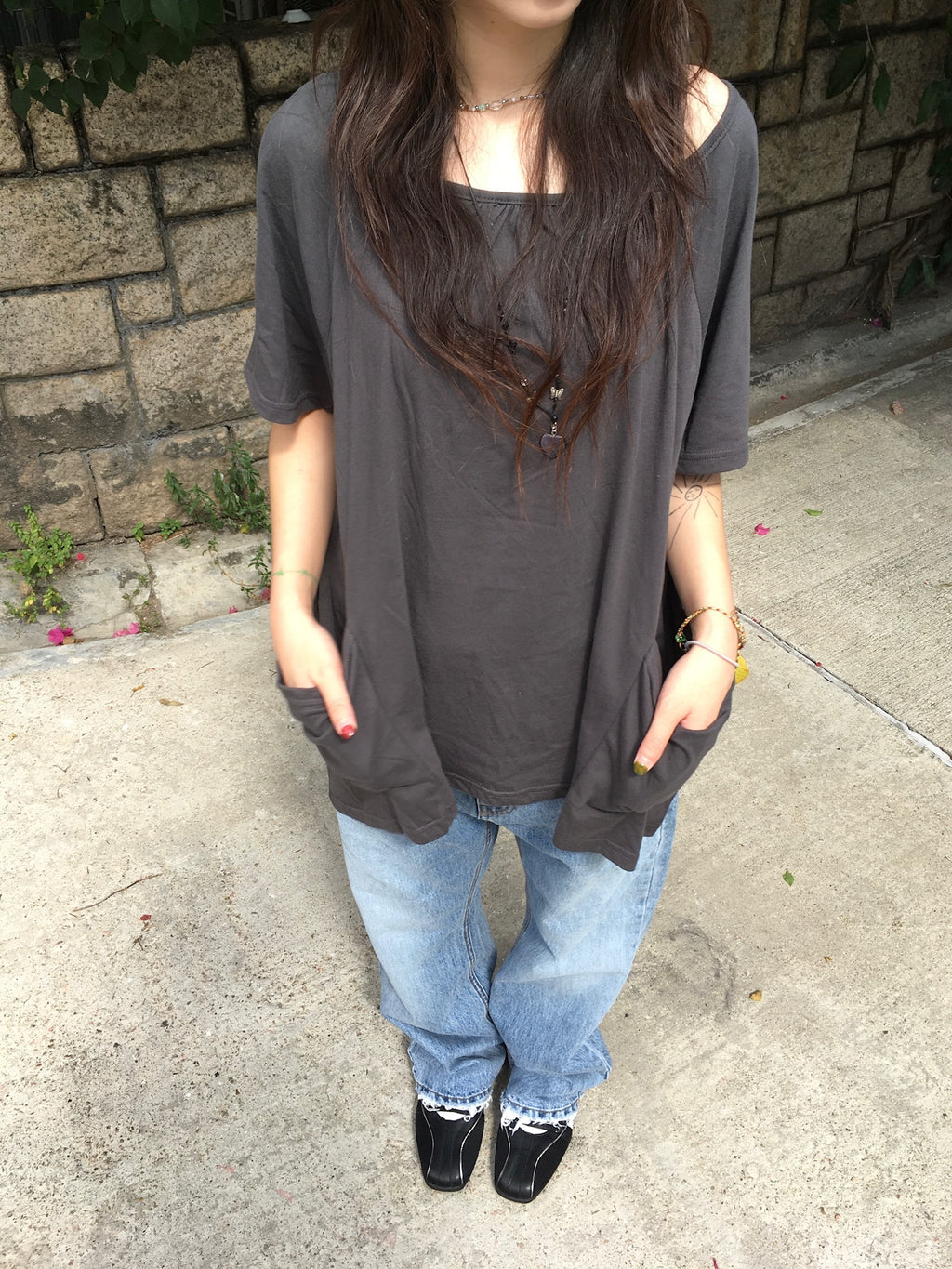 gathered neck pocket tee (charcoal)