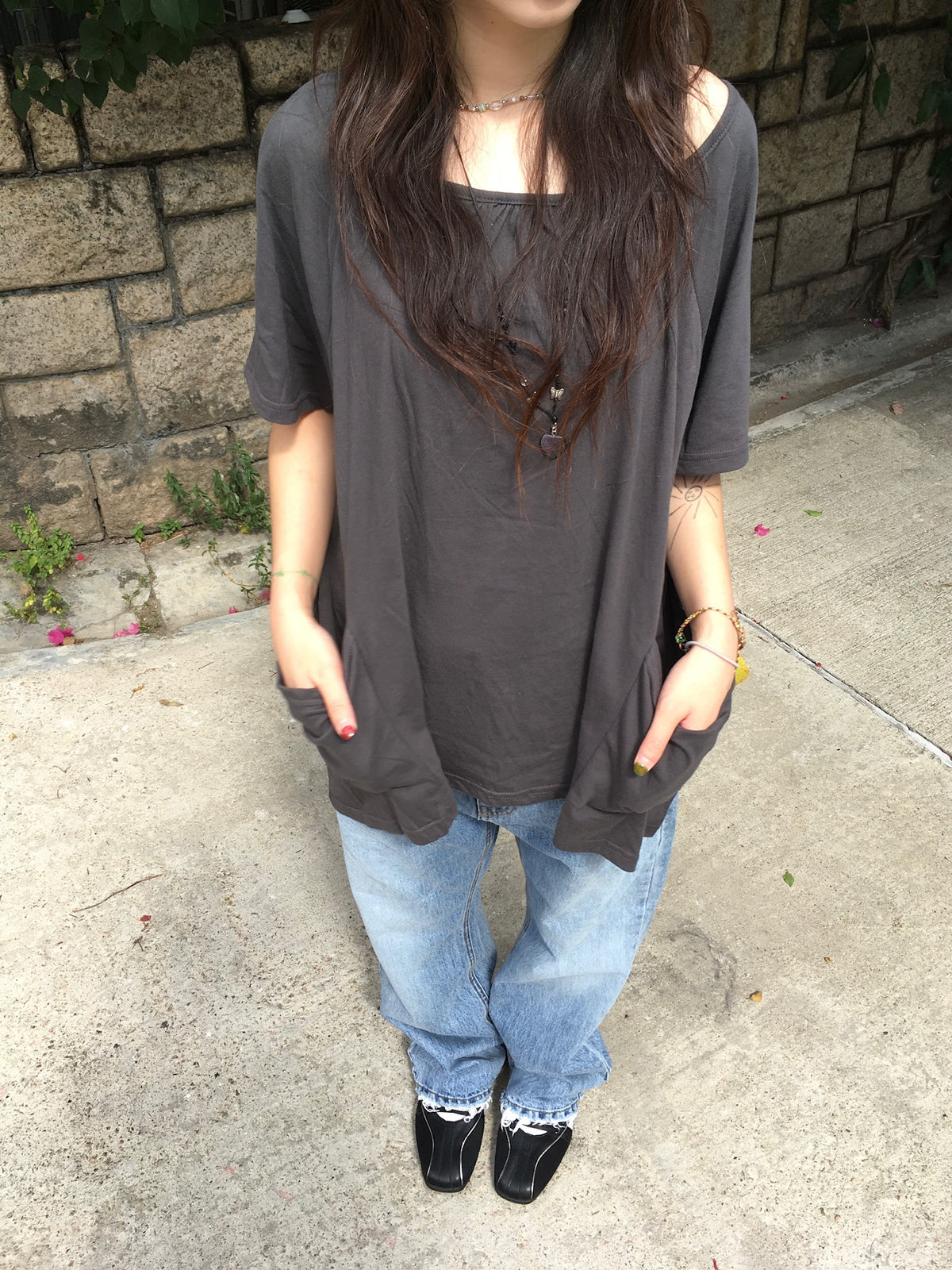 gathered neck pocket tee (charcoal)