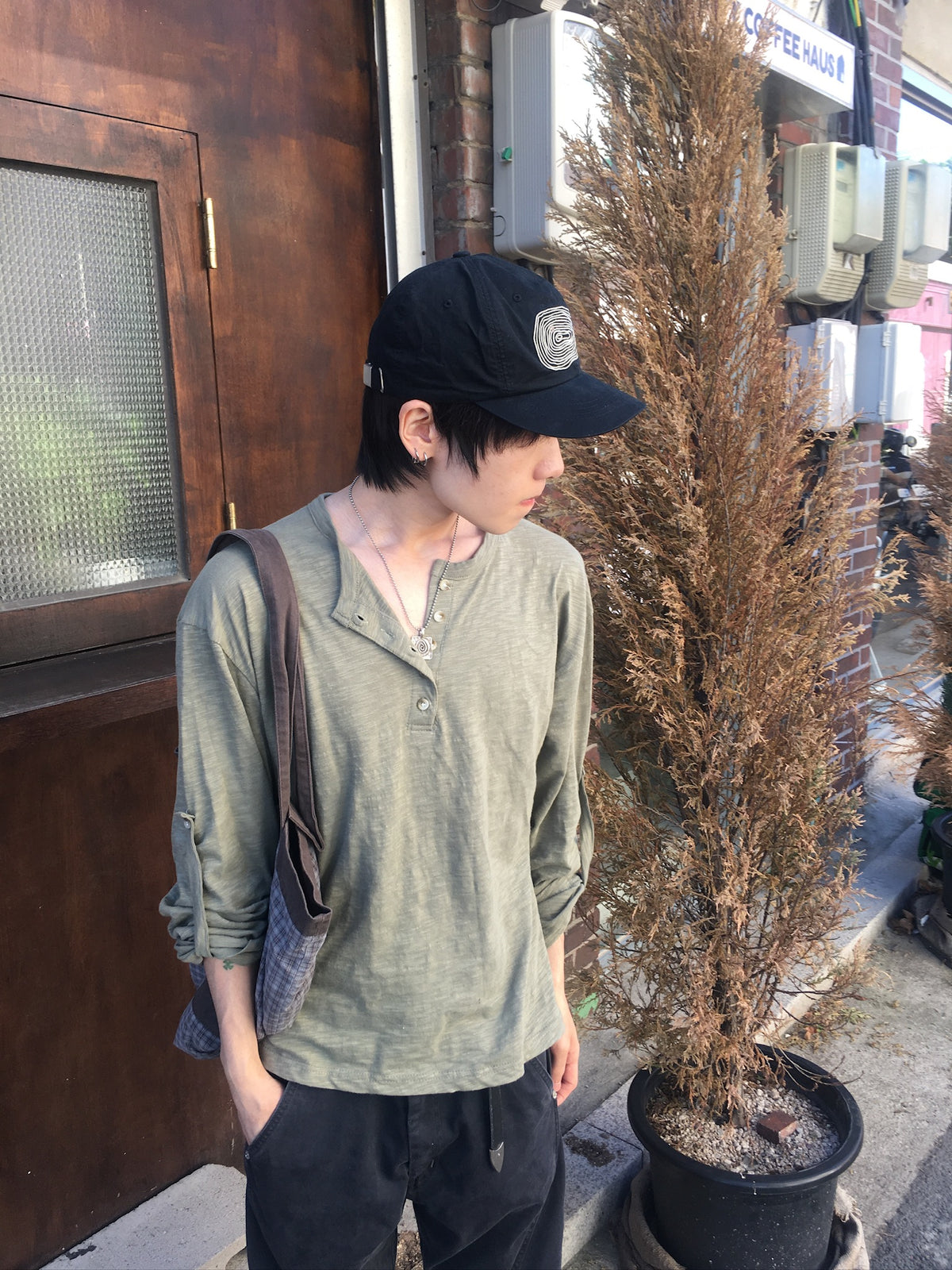 henley neck roll-up tee (khaki)