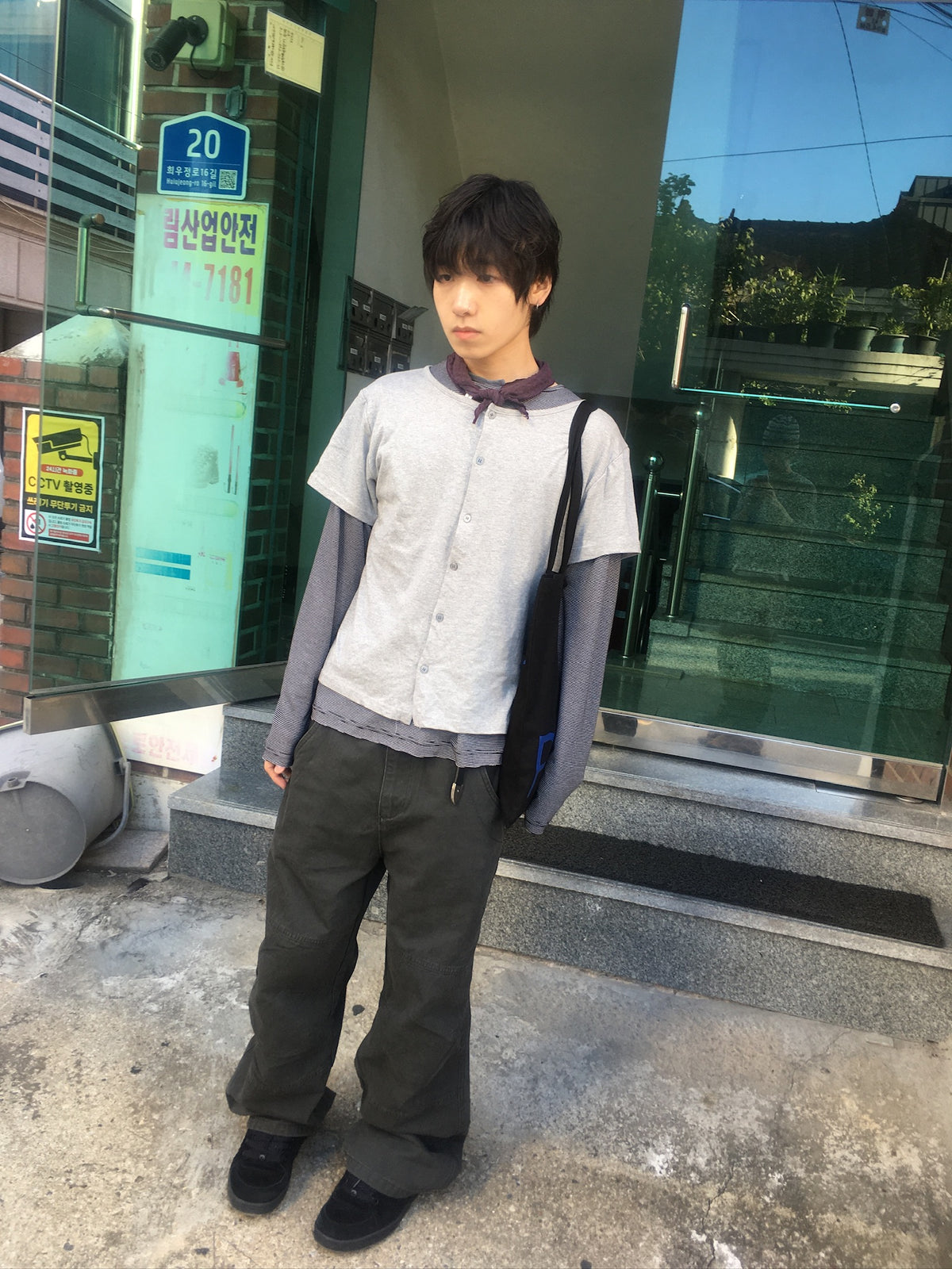 mock layer button tee (grey)