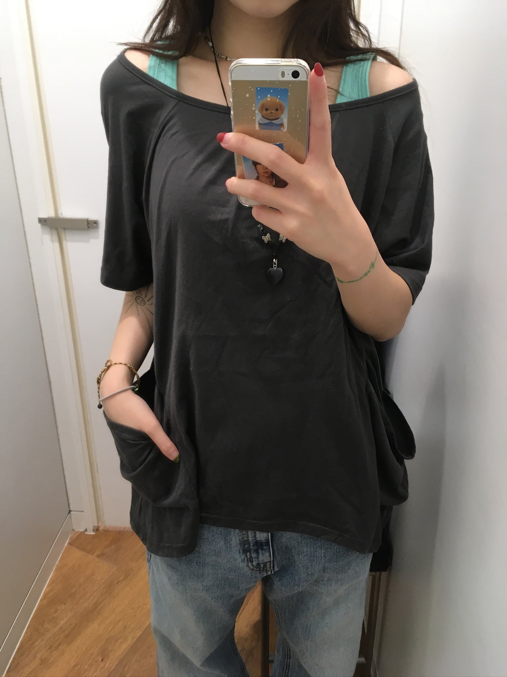 gathered neck pocket tee (charcoal)