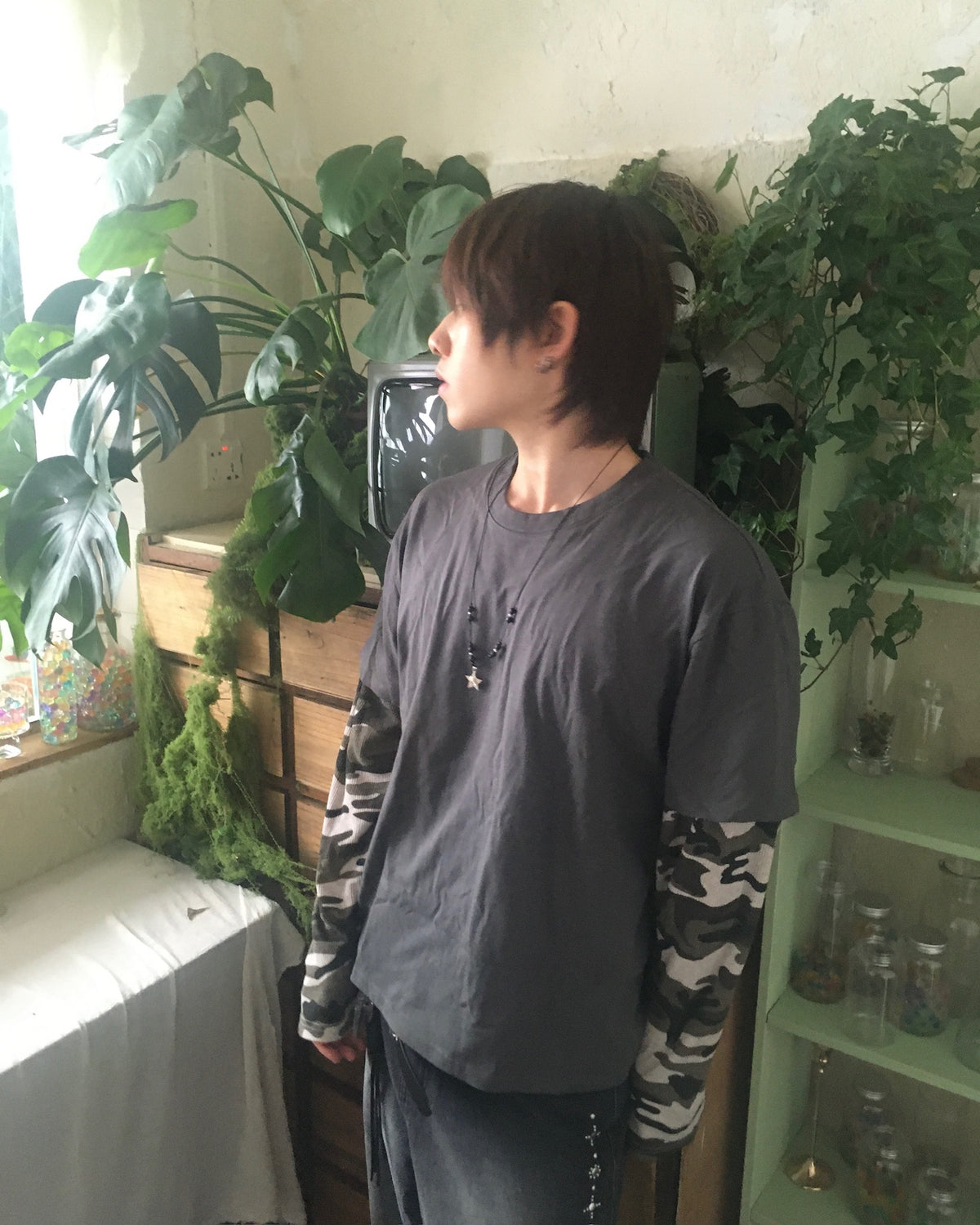 camo crop layered tee (charcoal)