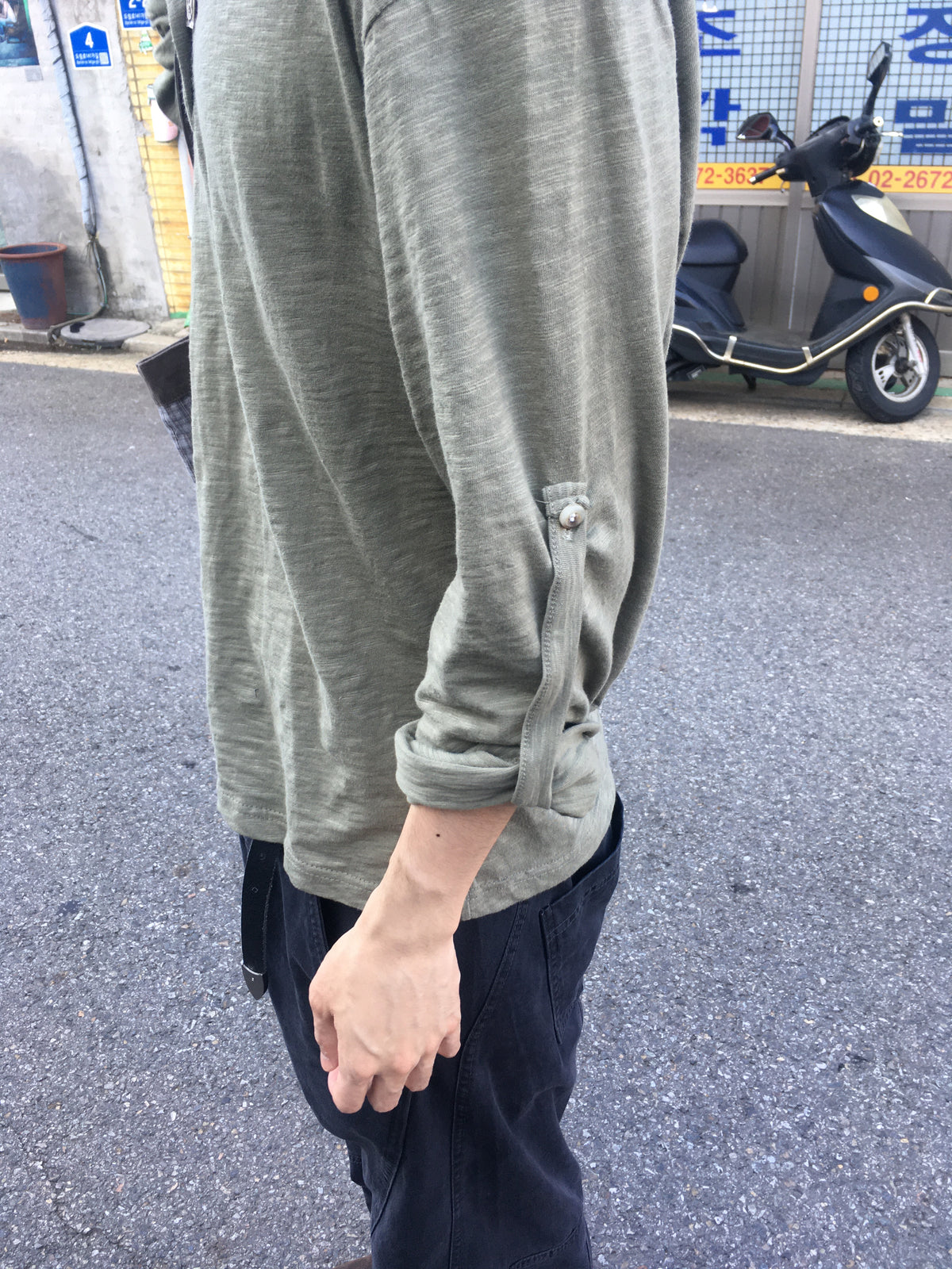 henley neck roll-up tee (khaki)