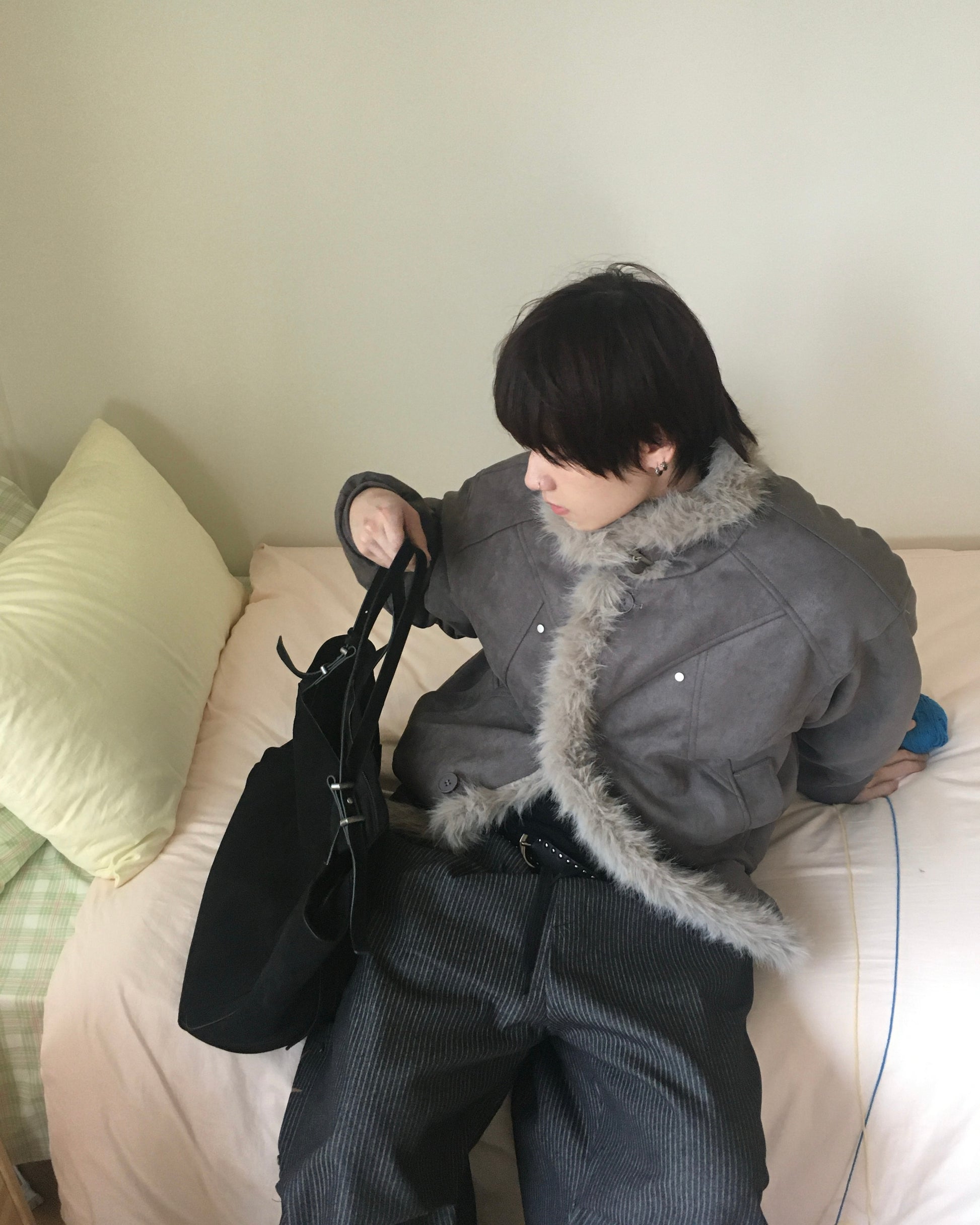 suede shoulder bag (black)