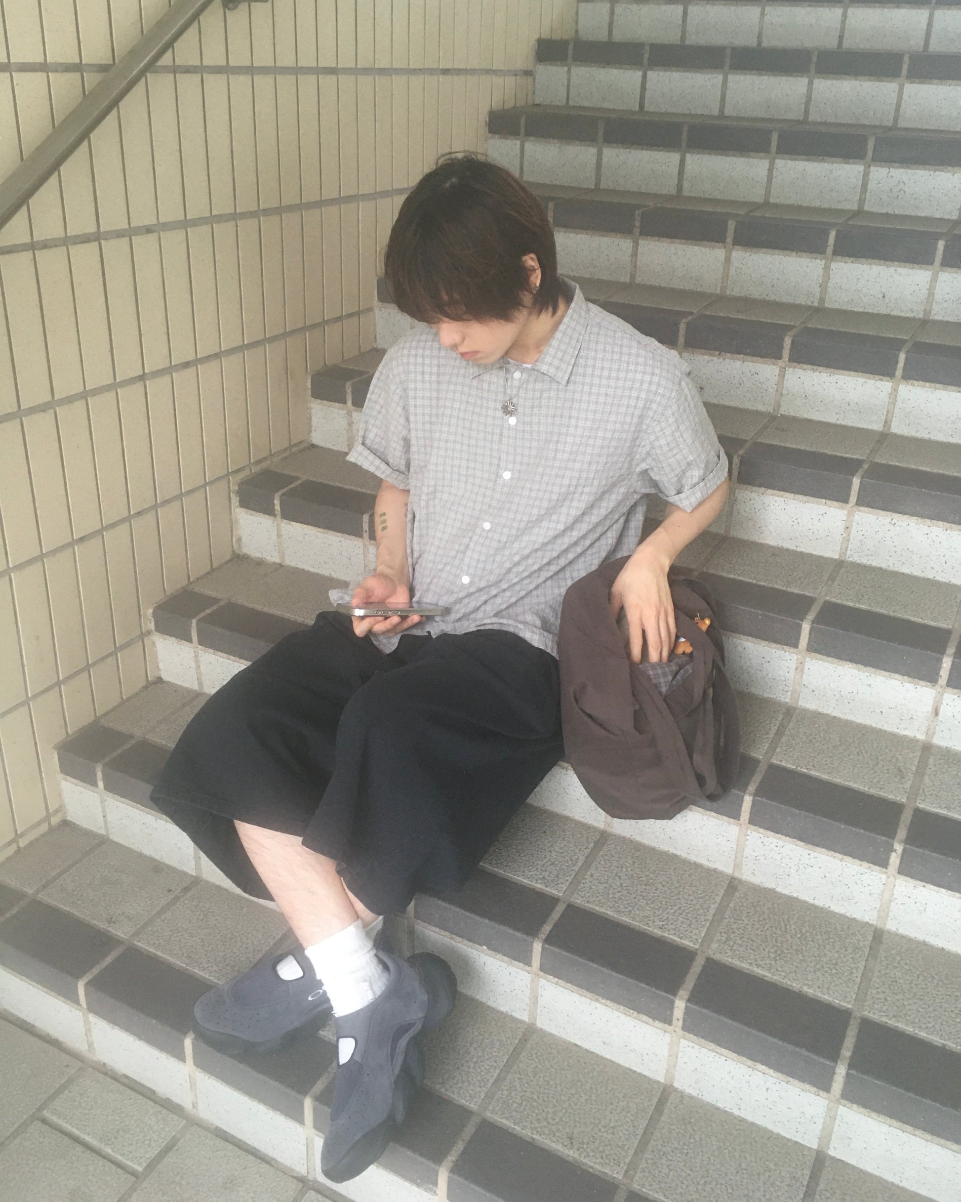 checked v-neck crop shirt (grey)