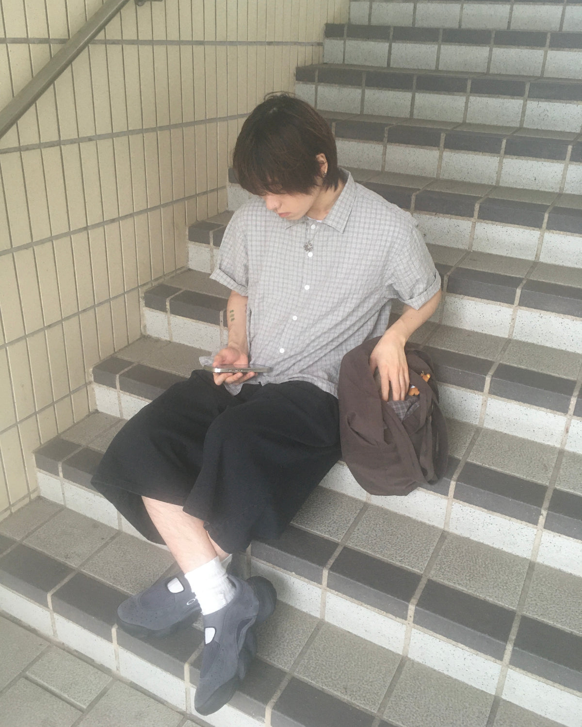 checked v-neck crop shirt (grey)