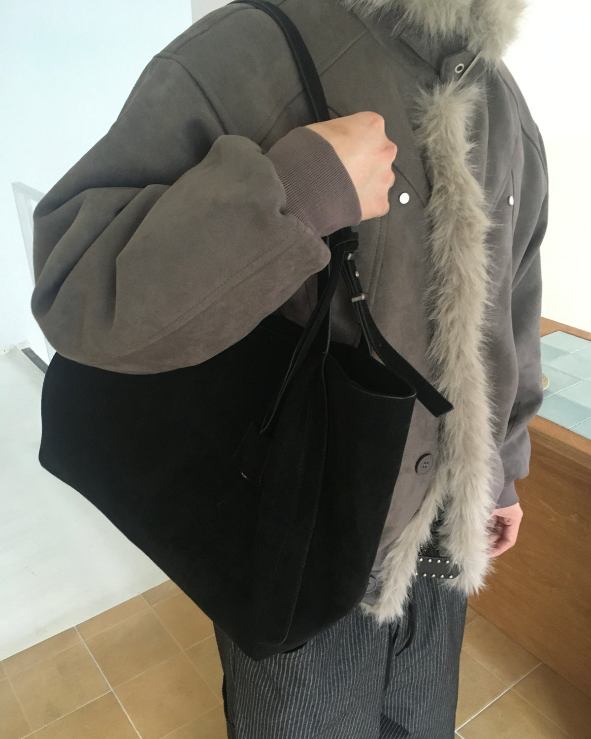 suede shoulder bag (black)