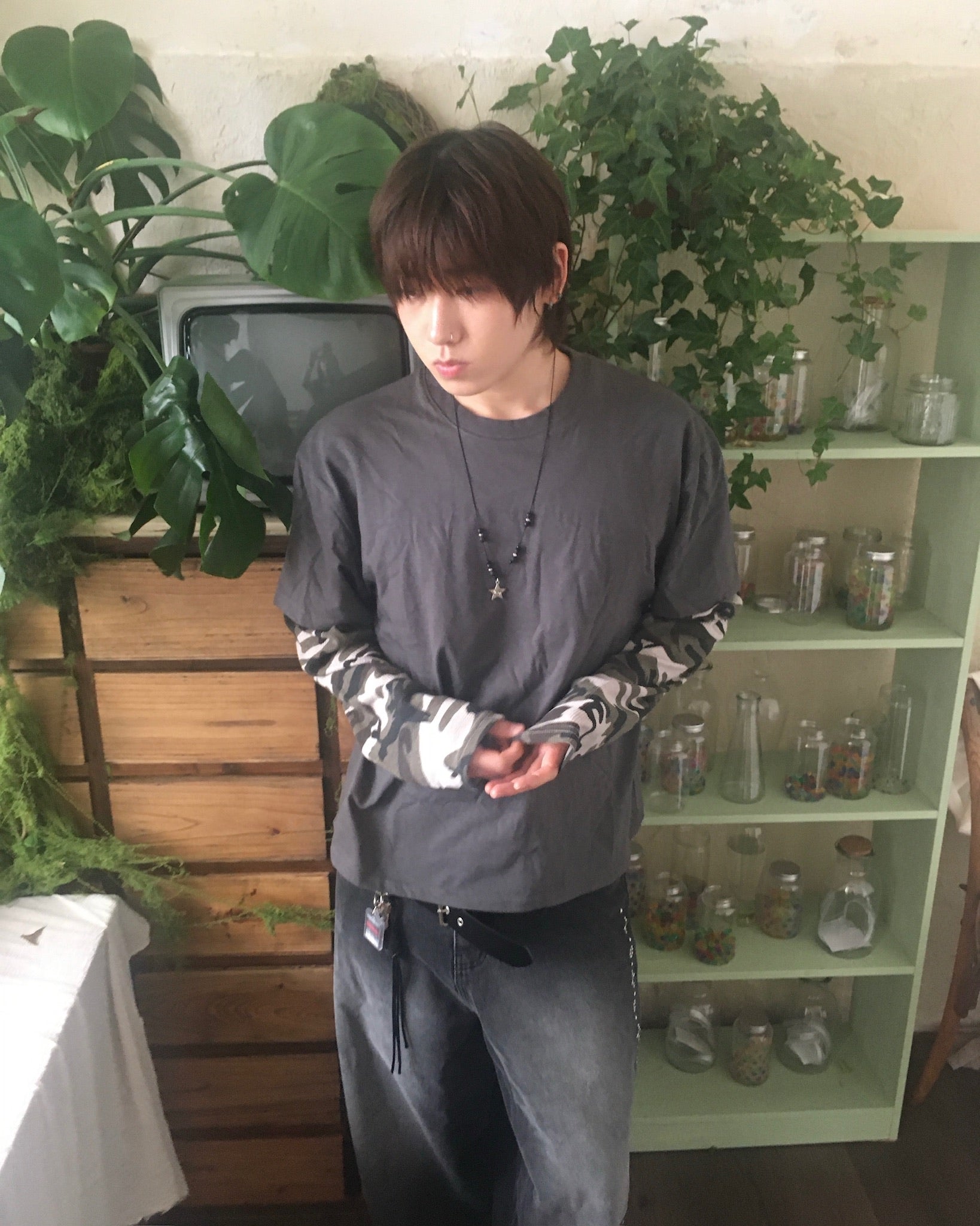 camo crop layered tee (charcoal)