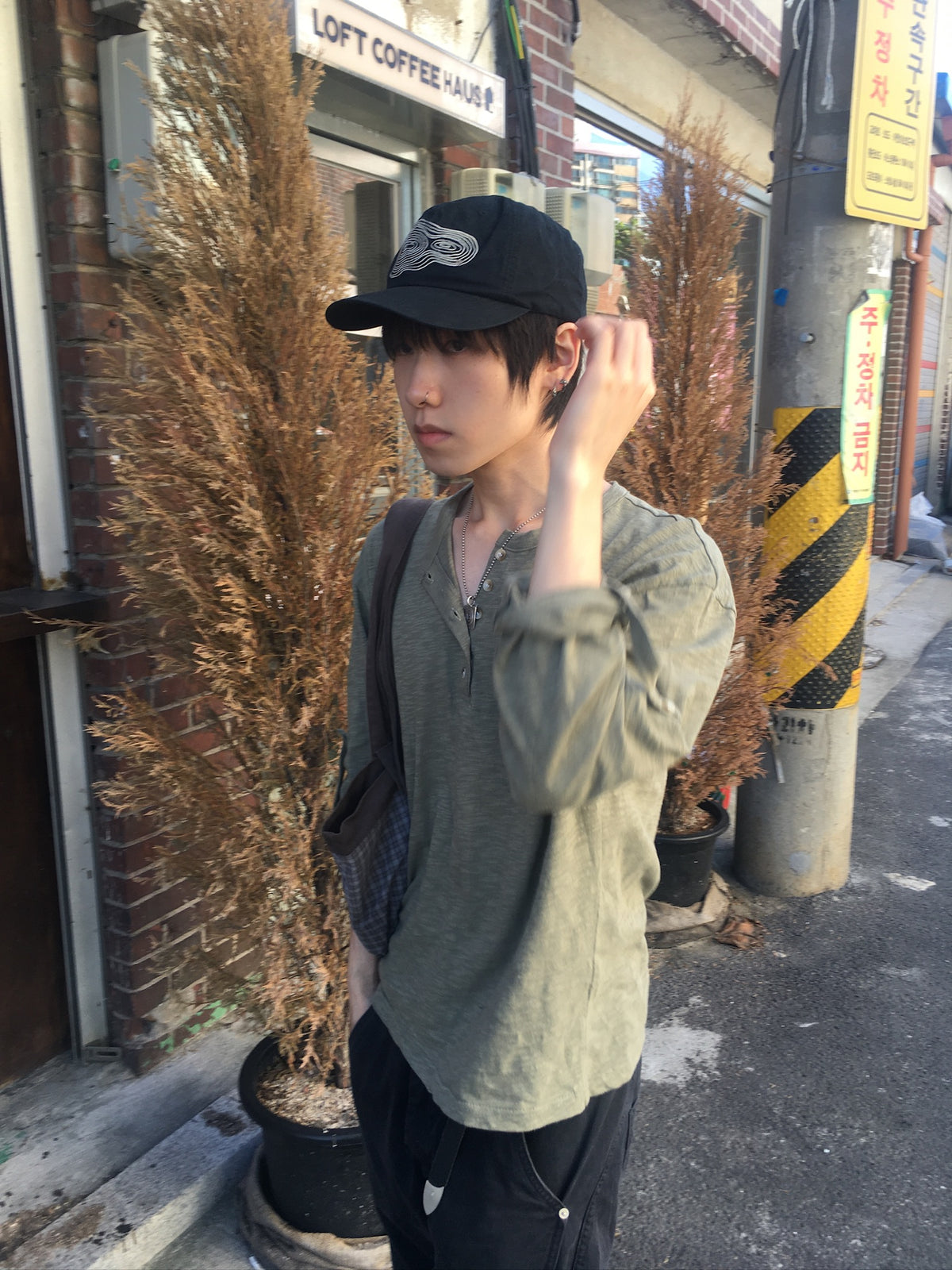 henley neck roll-up tee (khaki)