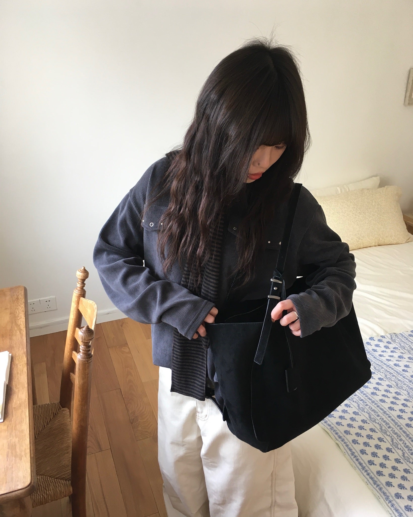 suede shoulder bag (black)