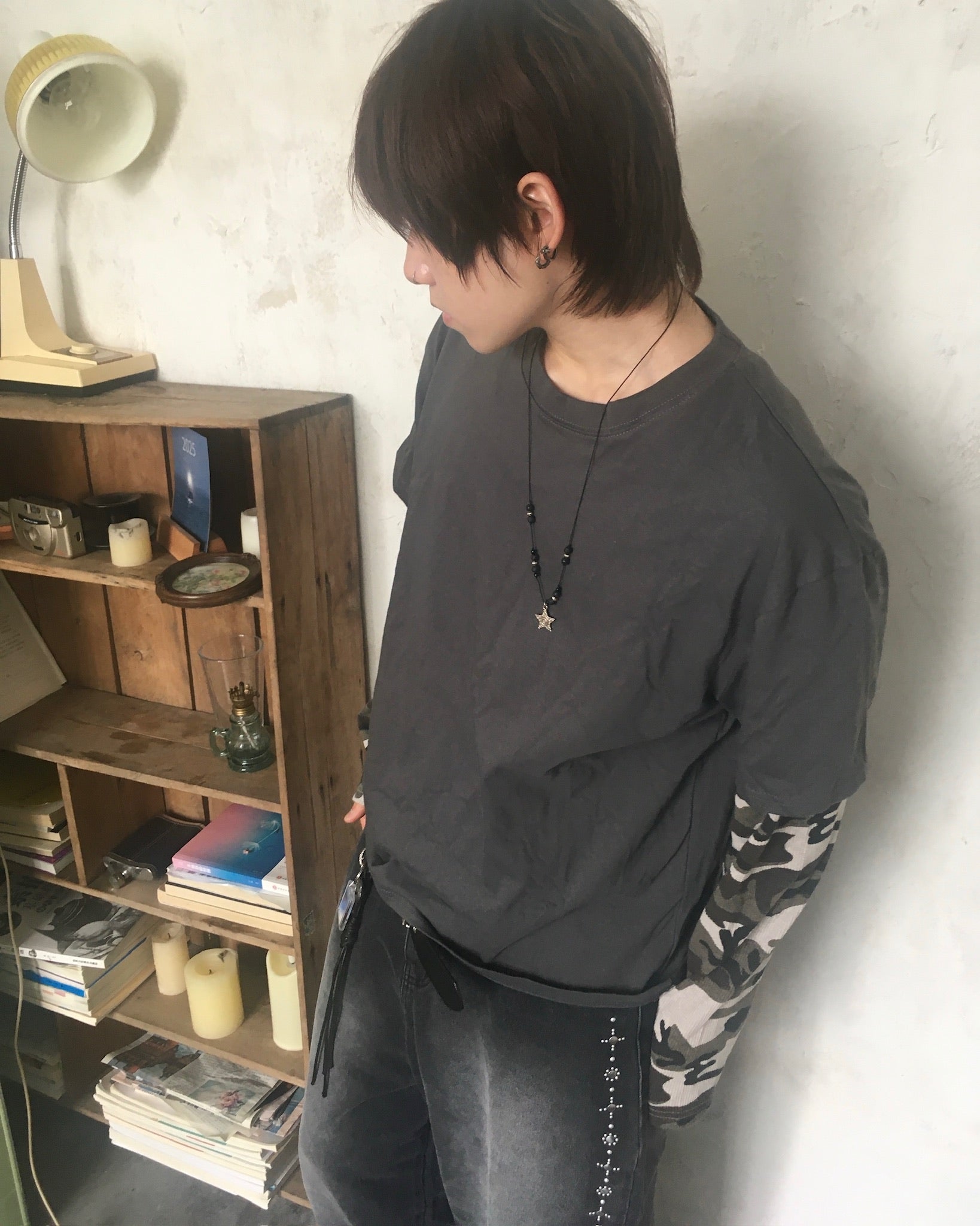 camo crop layered tee (charcoal)