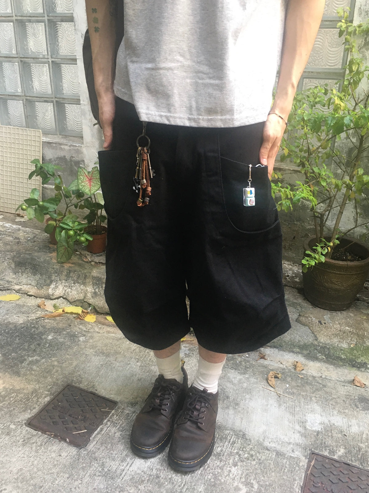 pleated hem half pants (black)