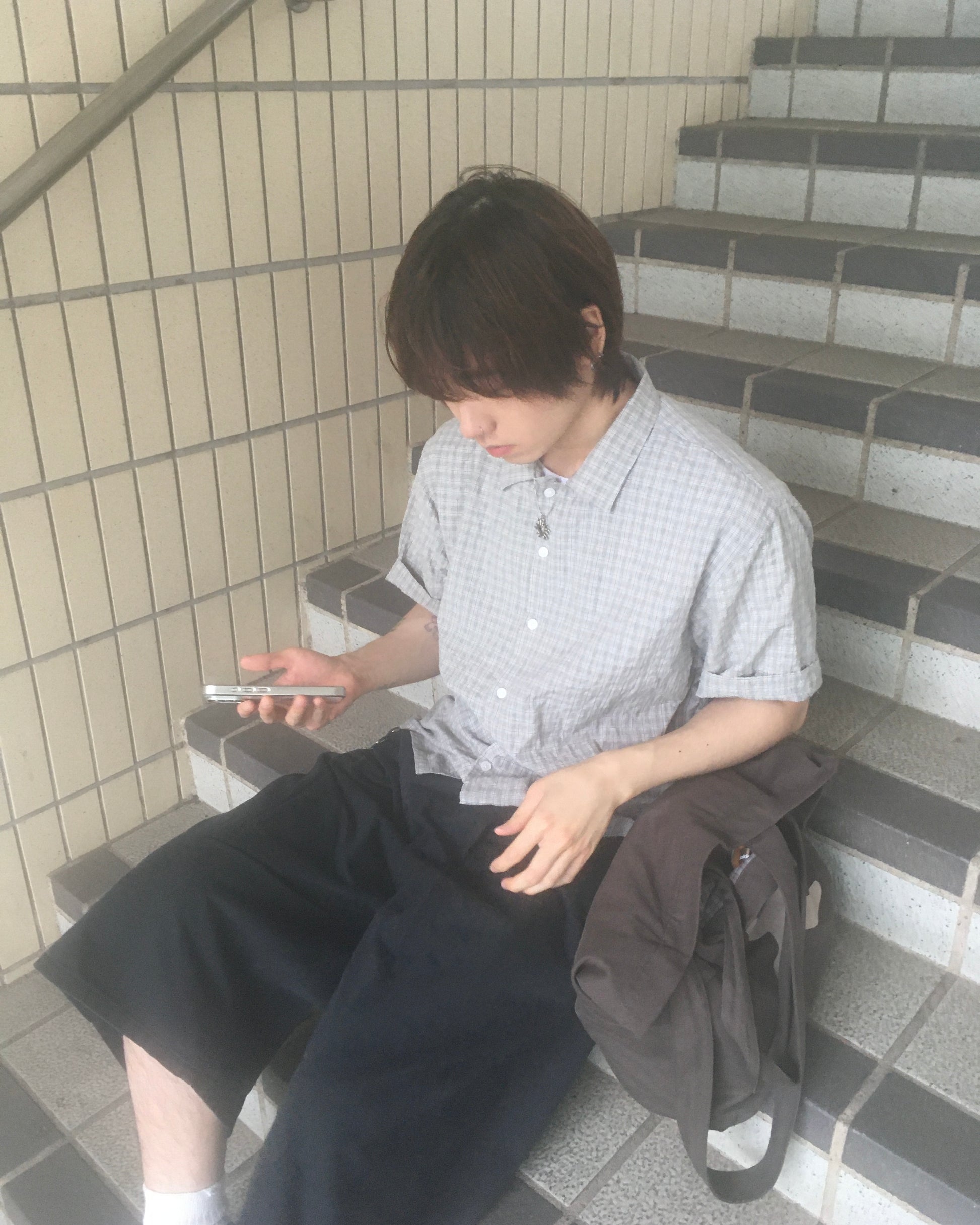 checked v-neck crop shirt (grey)