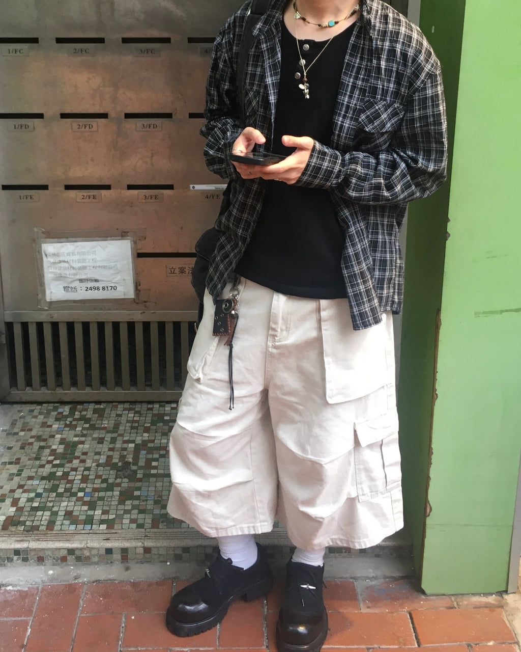 wrinkled bermuda cargo pants (beige)