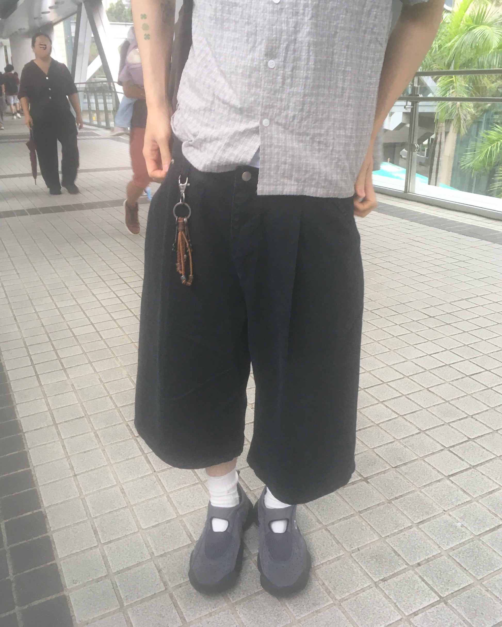 pin tuck bermuda pants (black)