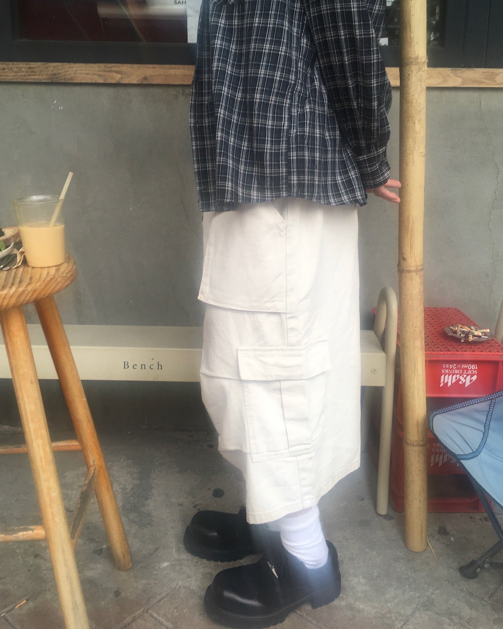 wrinkled bermuda cargo pants (beige)