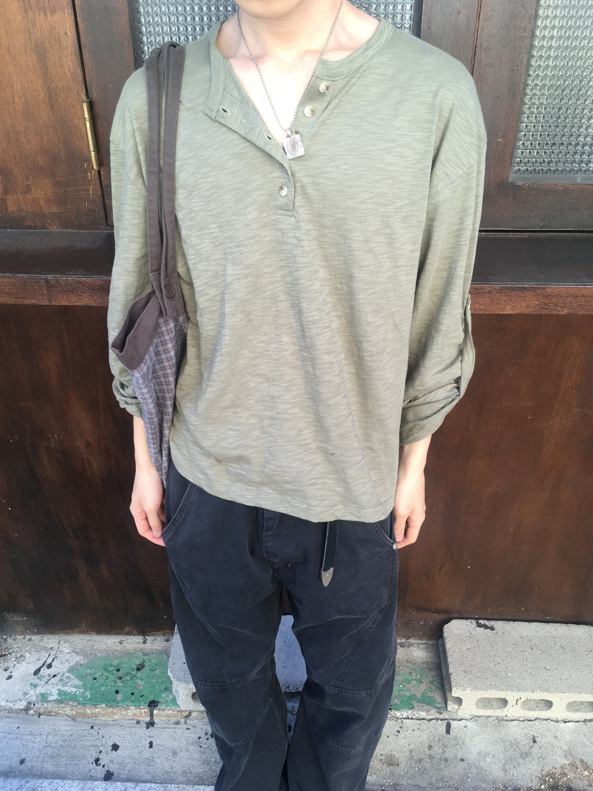 henley neck roll-up tee (khaki)