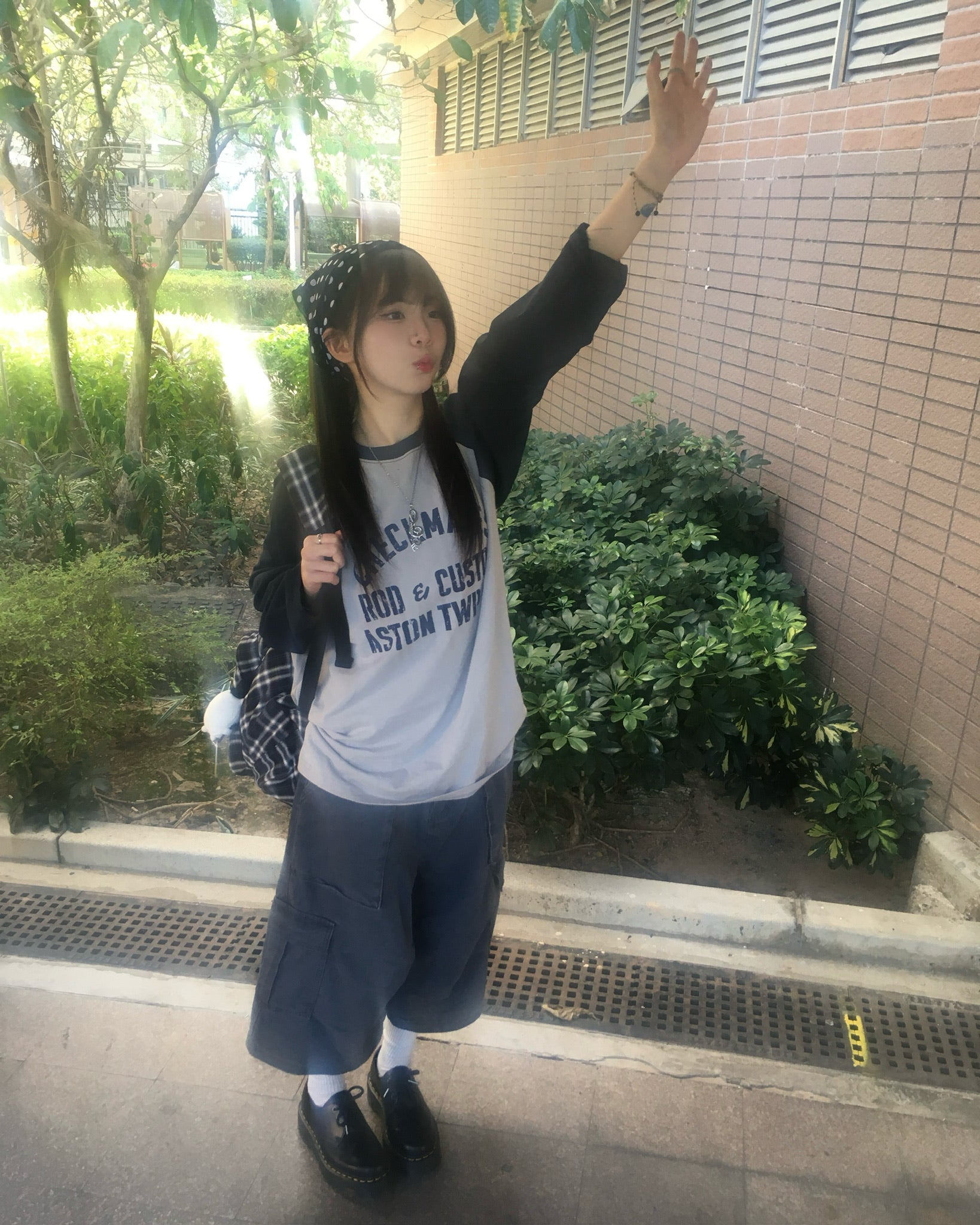 wrinkled bermuda cargo pants (charcoal)