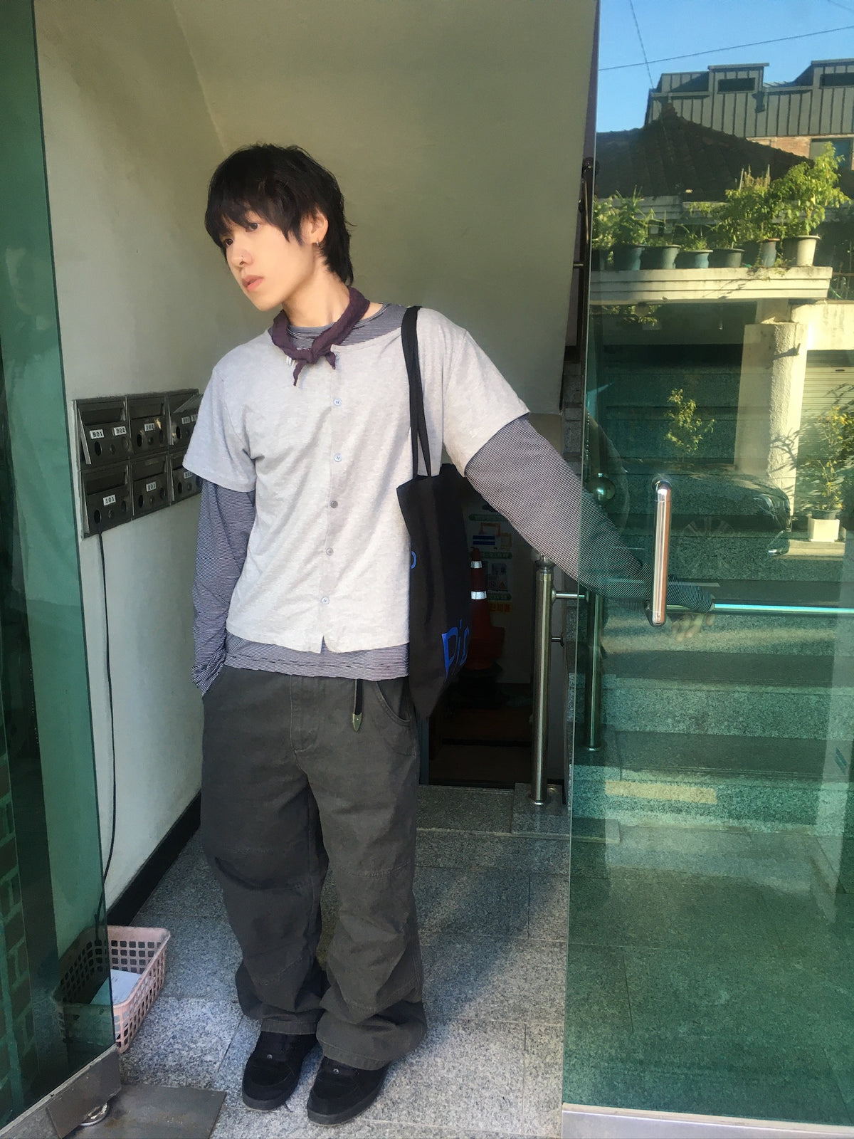 mock layer button tee (grey)