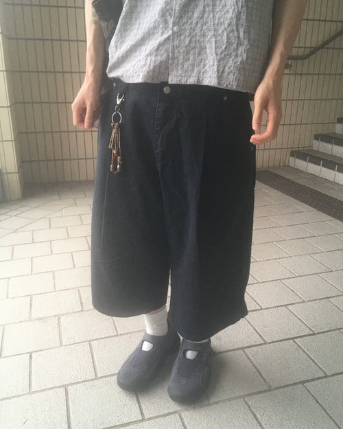 pin tuck bermuda pants (black)