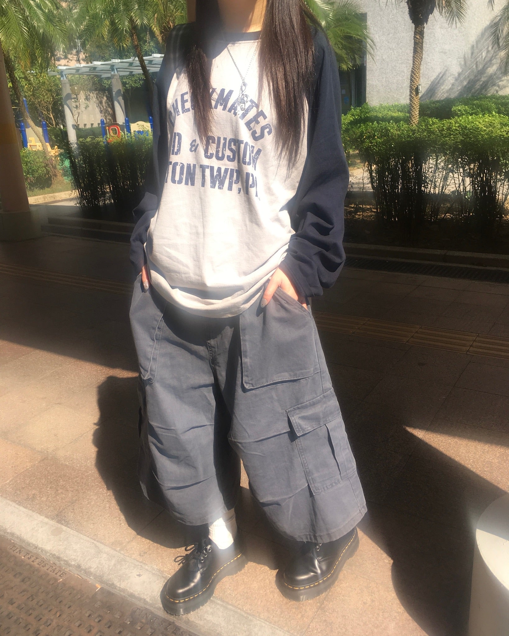 wrinkled bermuda cargo pants (charcoal)