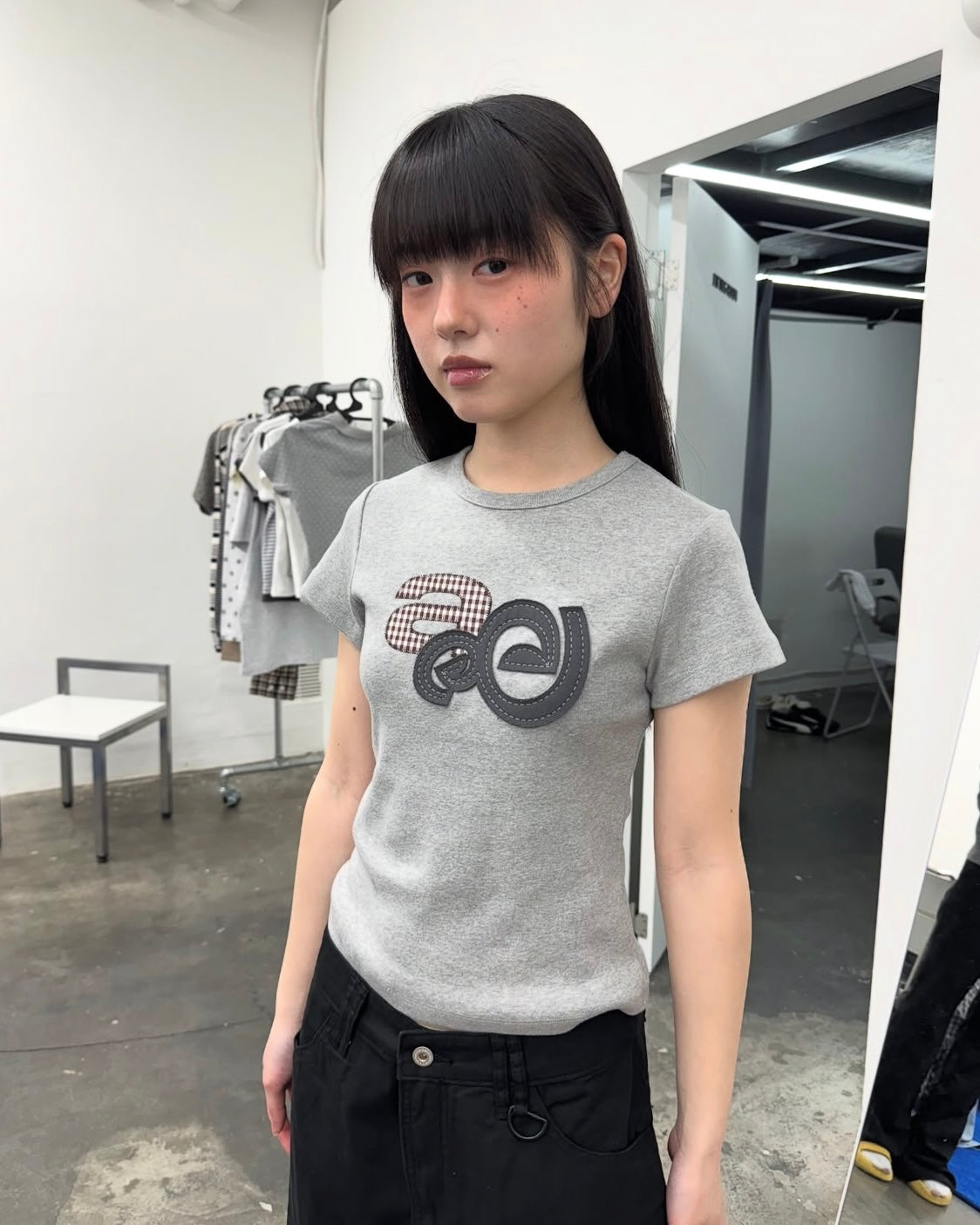 AEAE APPLIQUE LOGO TEE (GREY)